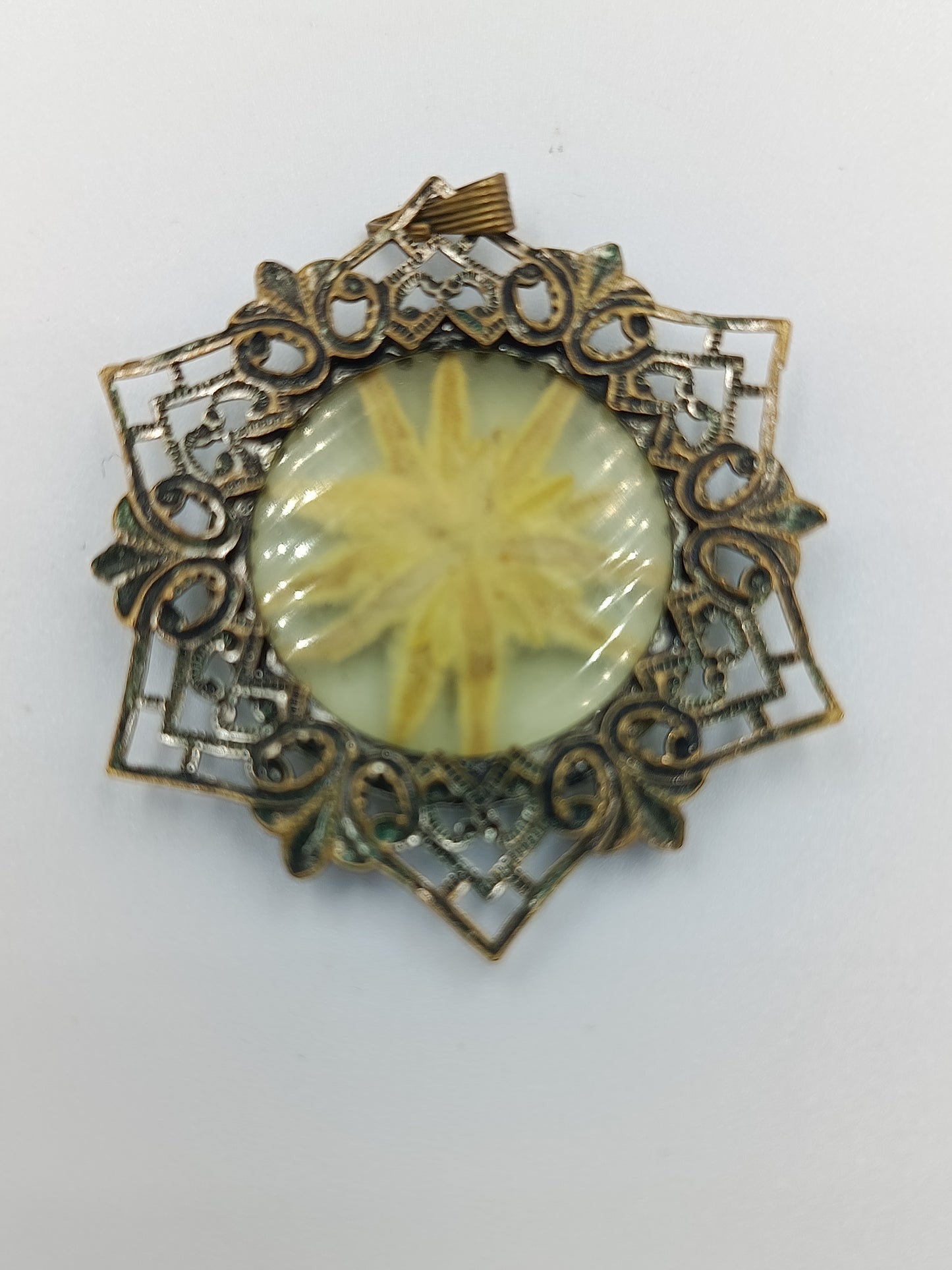 Vintage Edelweiß-Anhänger mit filigranem Rahmen