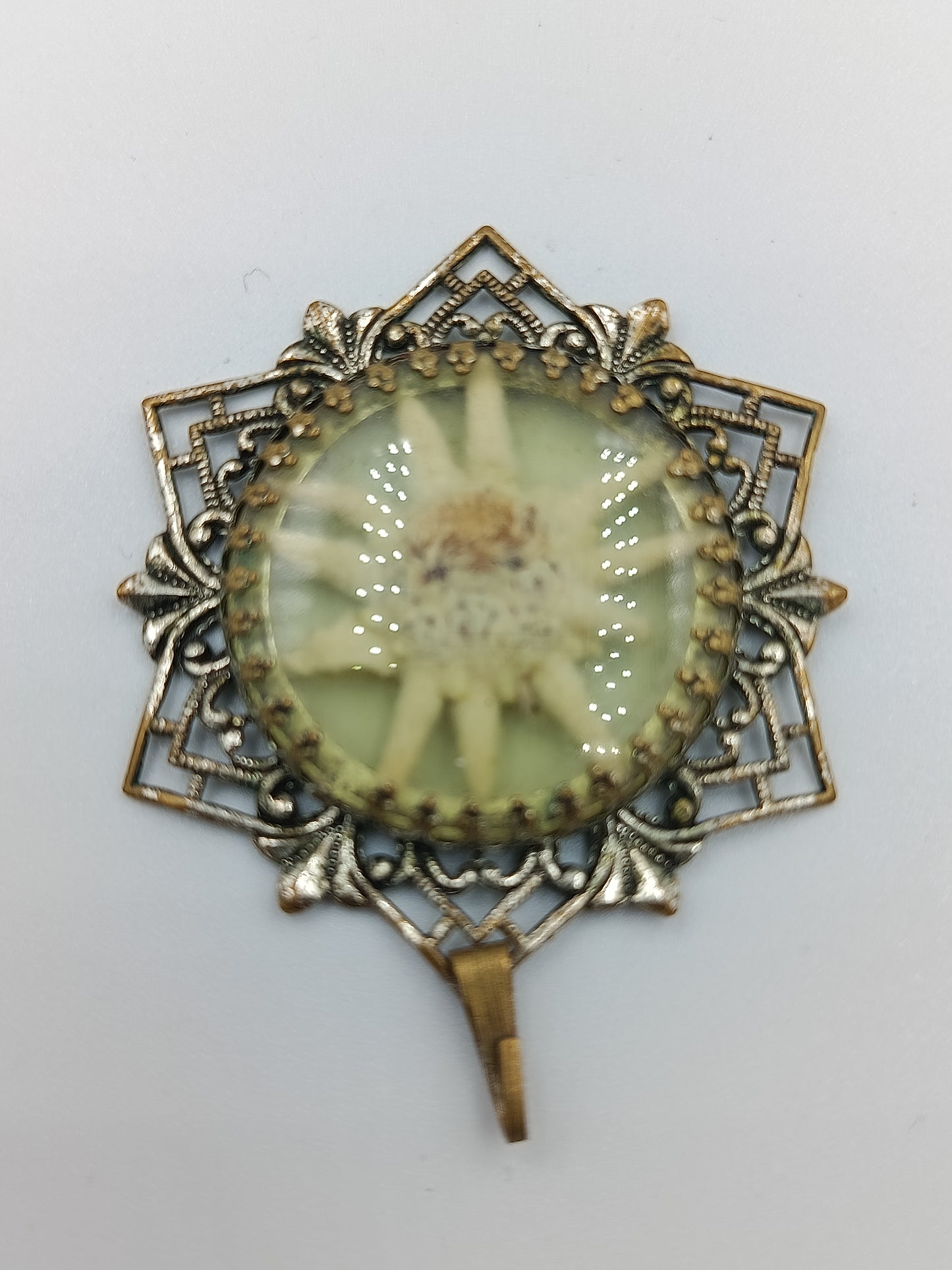 Vintage Edelweiß-Anhänger mit filigranem Rahmen