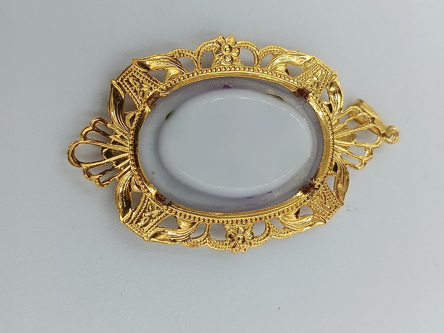 Goldfarbener Anhänger mit handbemaltem Blumenmotiv