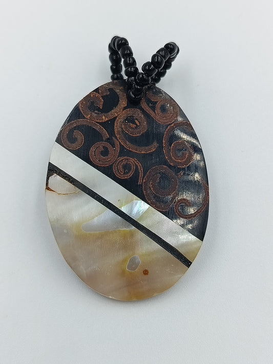 Ethno-Anhänger aus Perlmutt und Holz