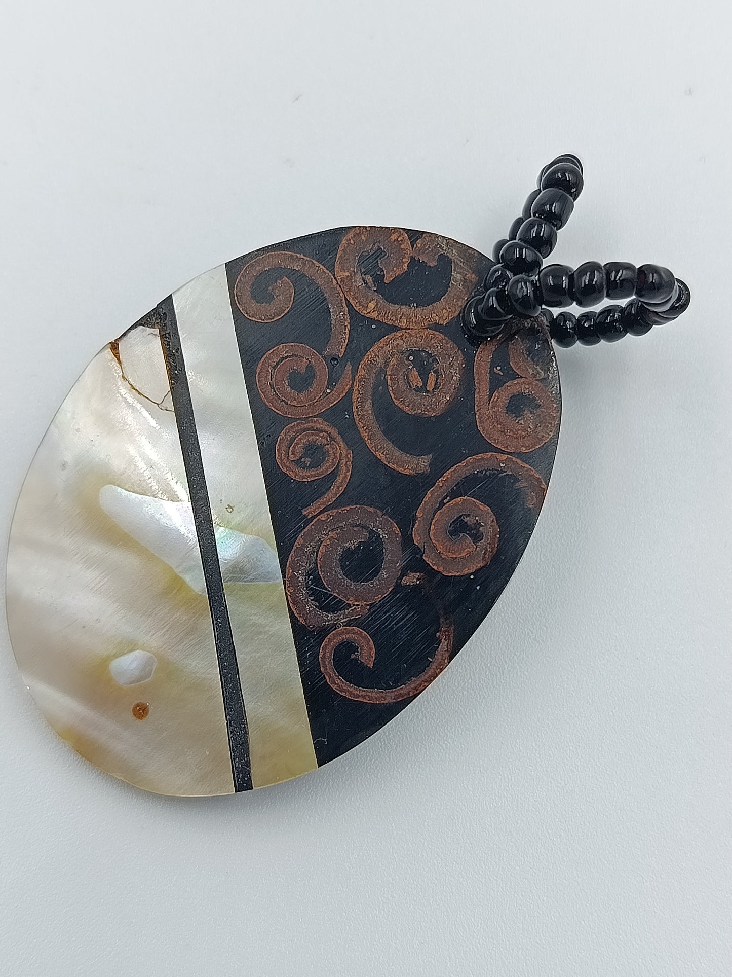 Ethno-Anhänger aus Perlmutt und Holz