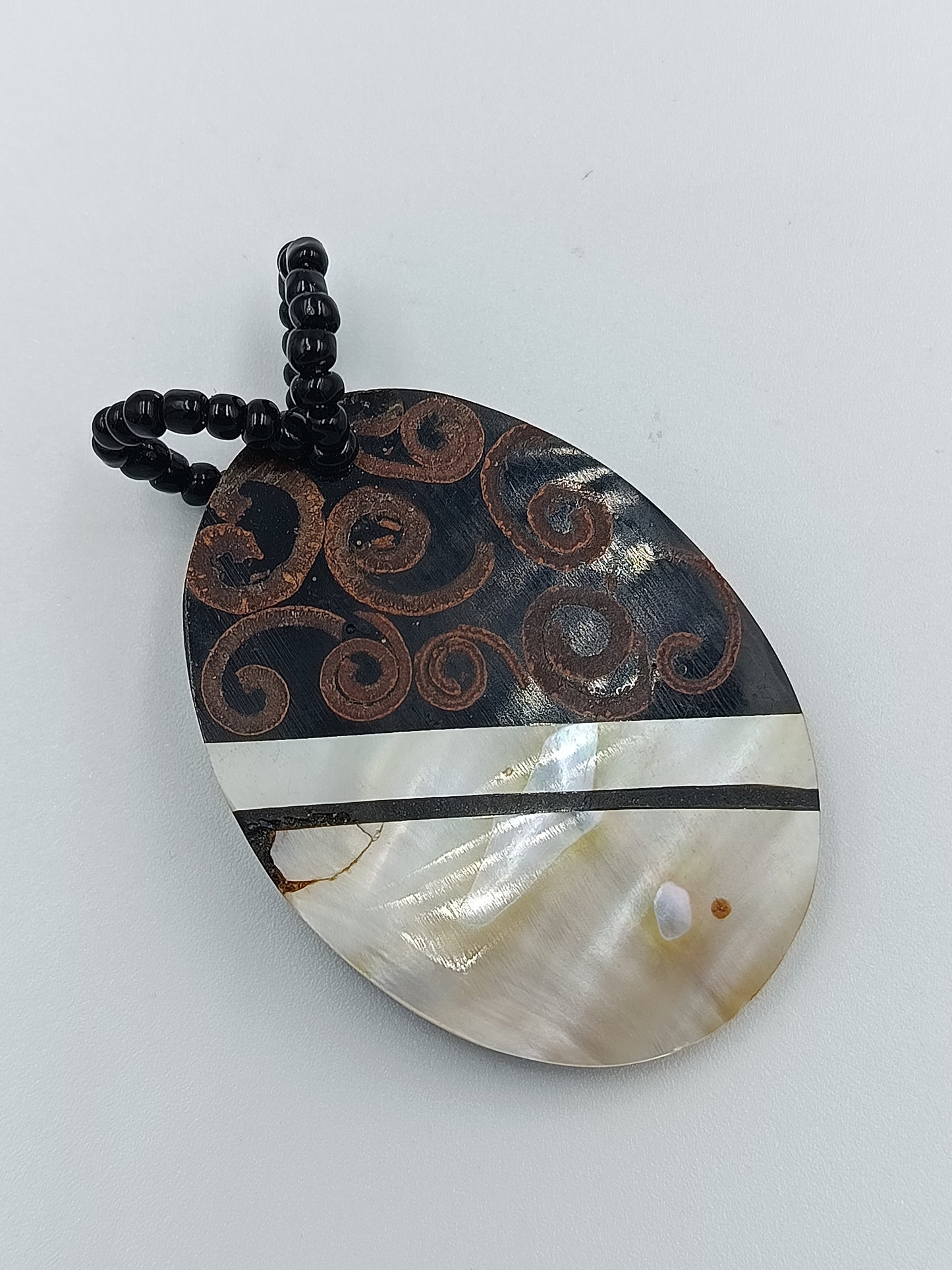 Ethno-Anhänger aus Perlmutt und Holz