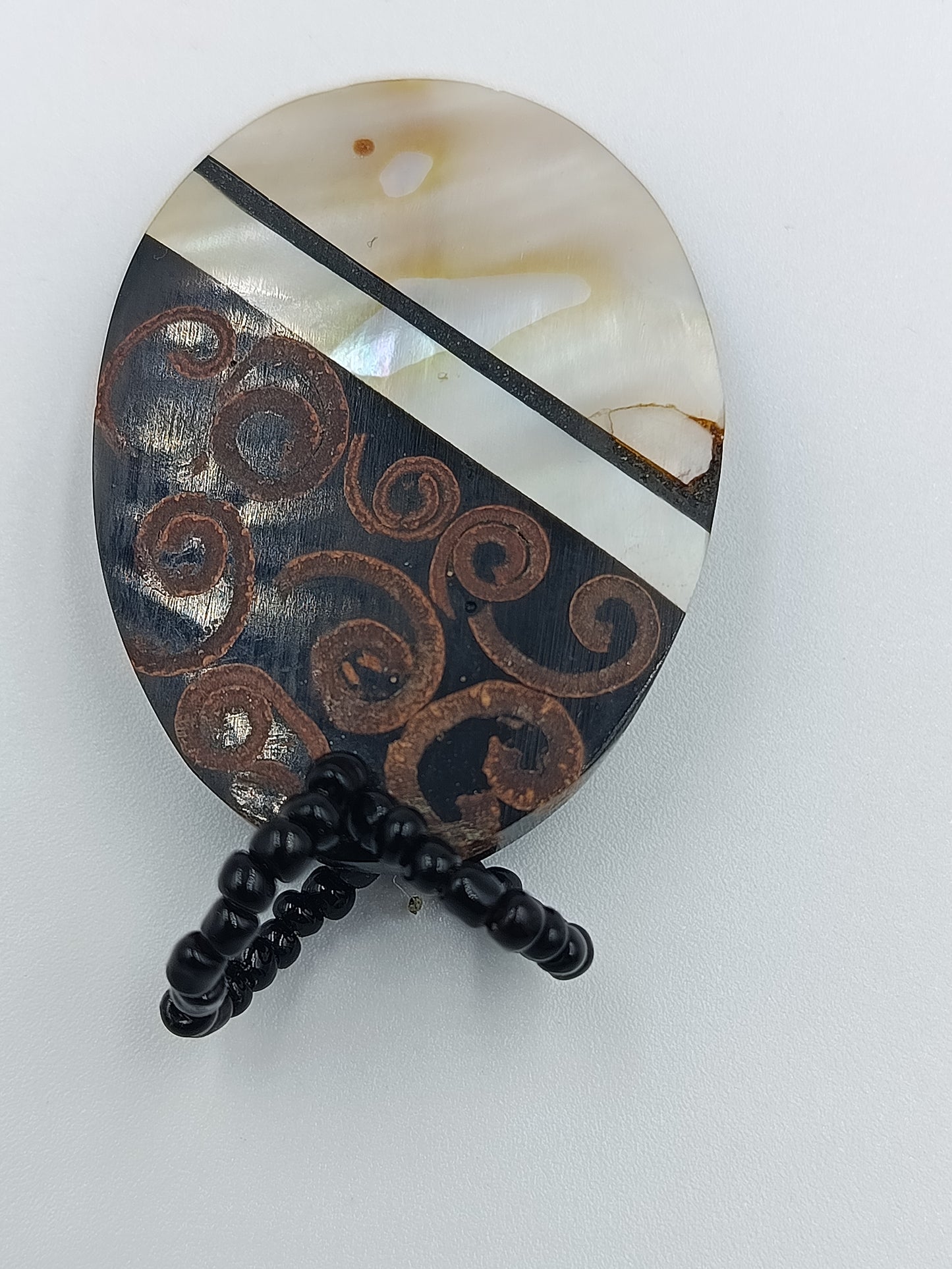 Ethno-Anhänger aus Perlmutt und Holz