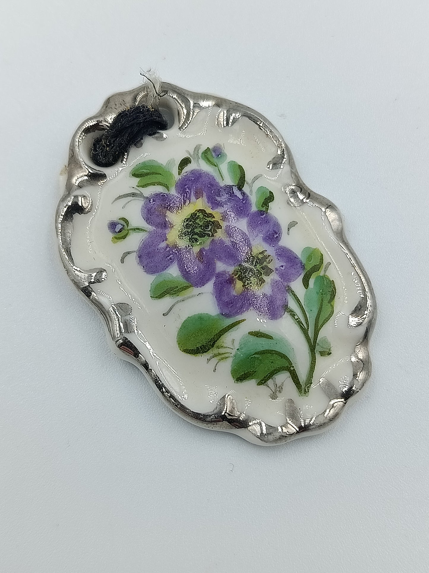 Porzellan-Anhänger mit Blumenmotiv