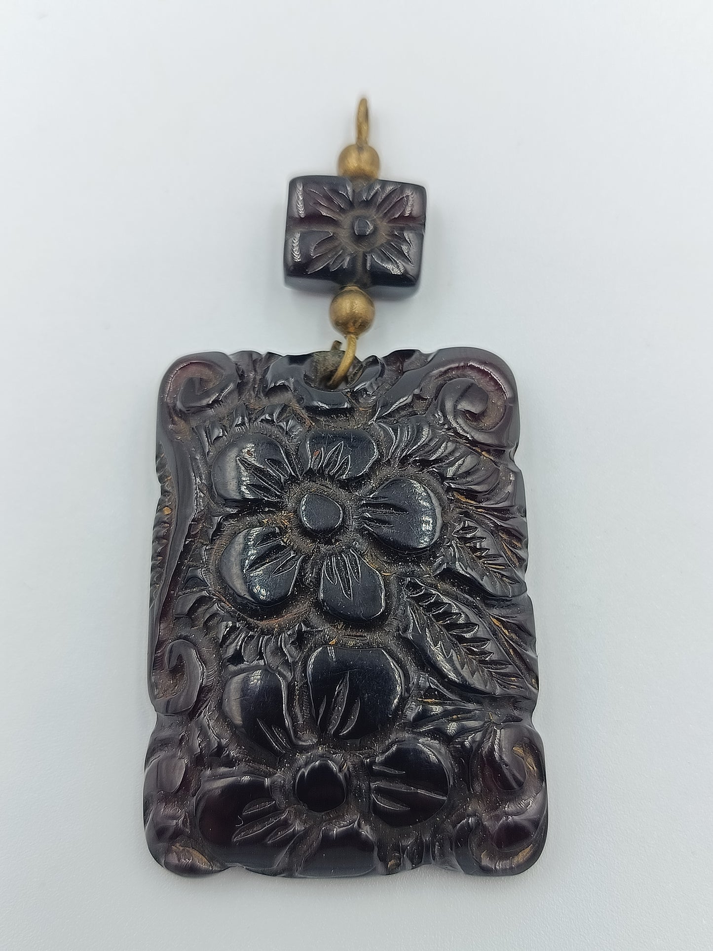 Antiker Bakelit-Anhänger mit Blumenmuster