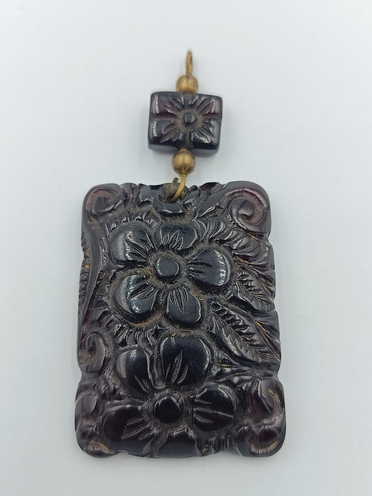 Antiker Bakelit-Anhänger mit Blumenmuster