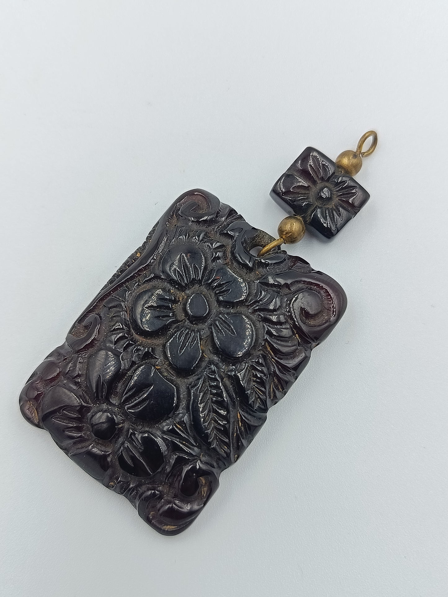 Antiker Bakelit-Anhänger mit Blumenmuster