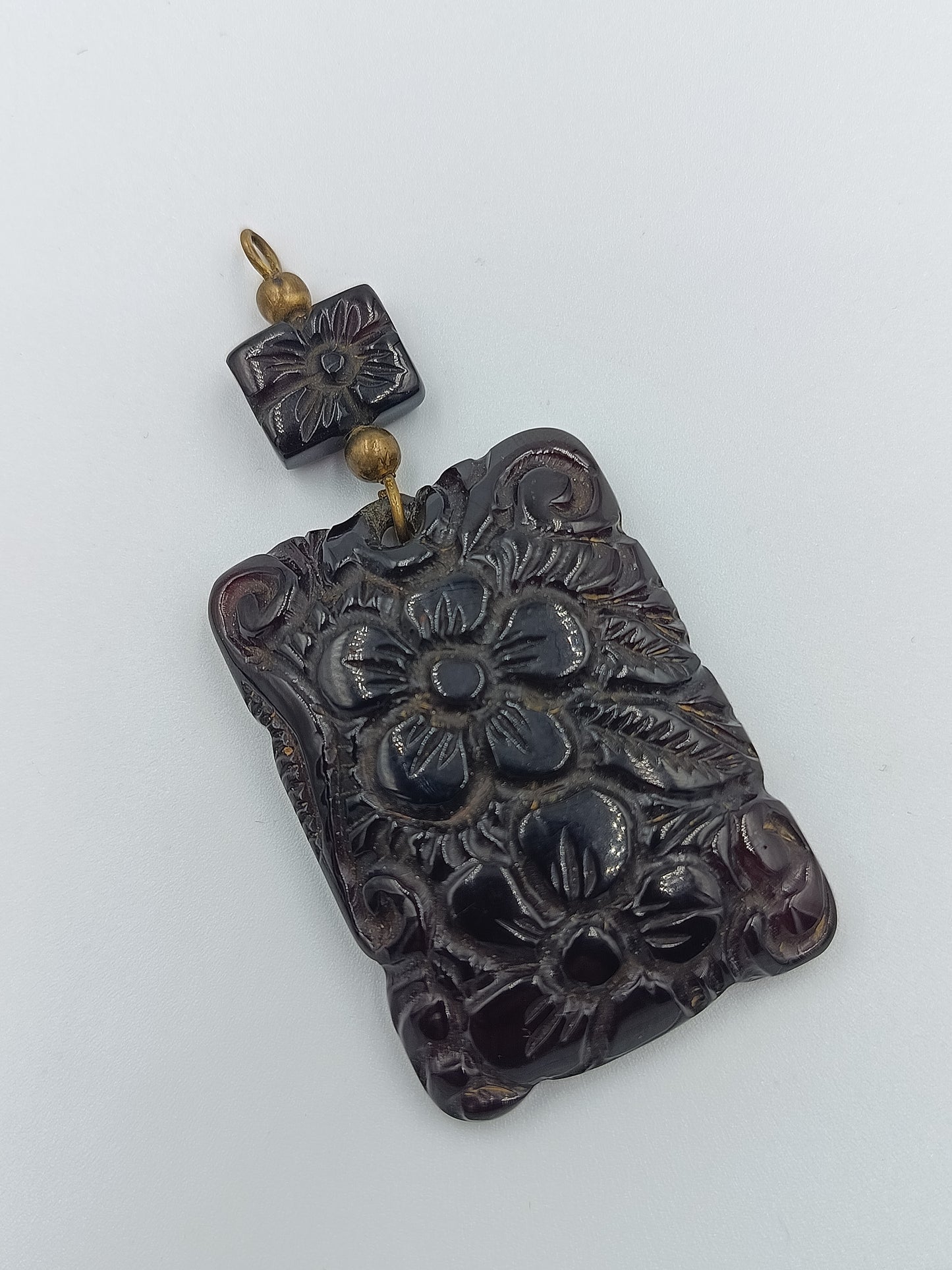 Antiker Bakelit-Anhänger mit Blumenmuster