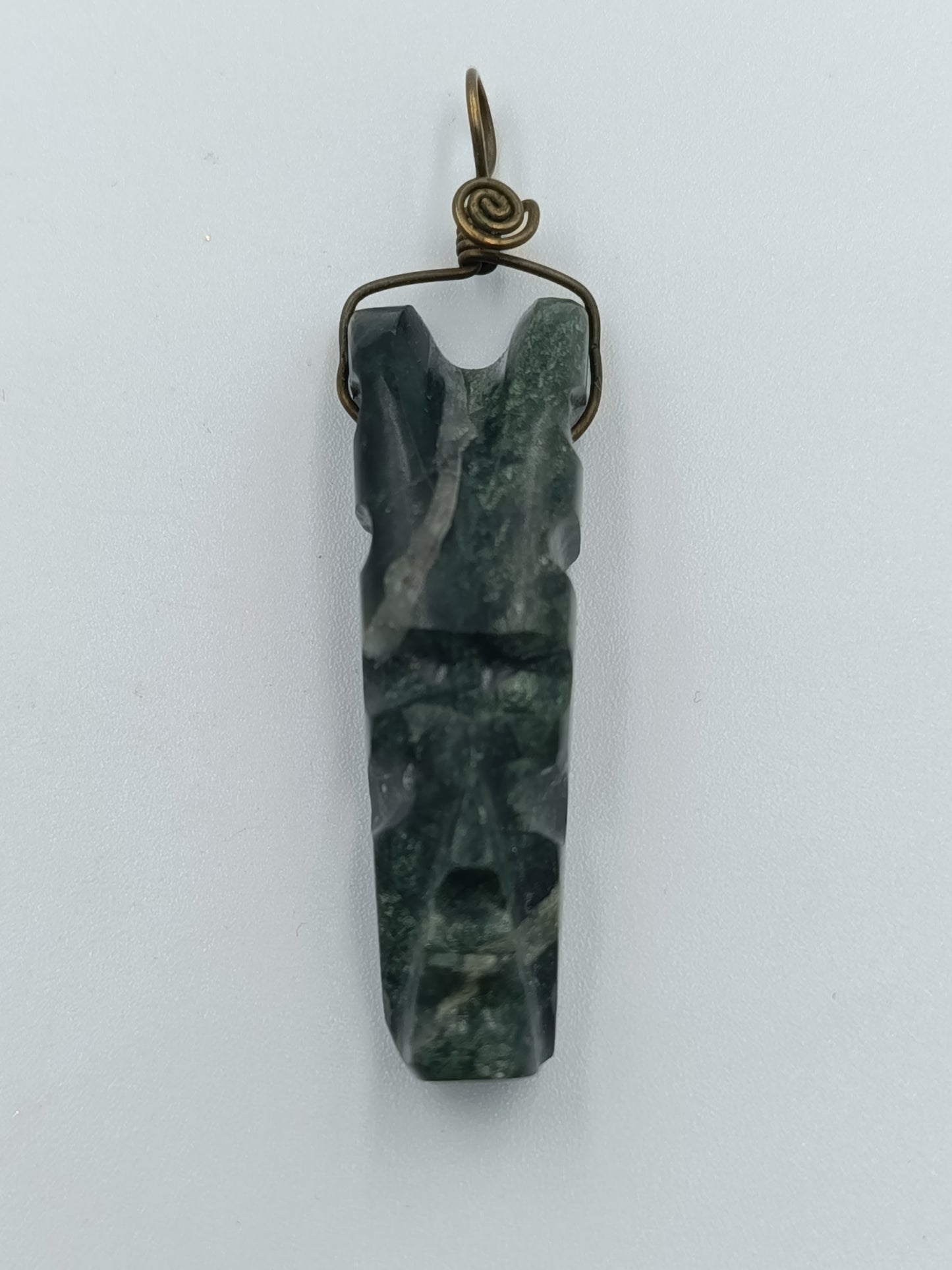 Handgeschnitzter Steinanhänger