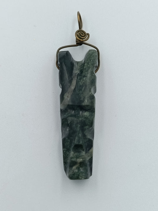 Handgeschnitzter Steinanhänger