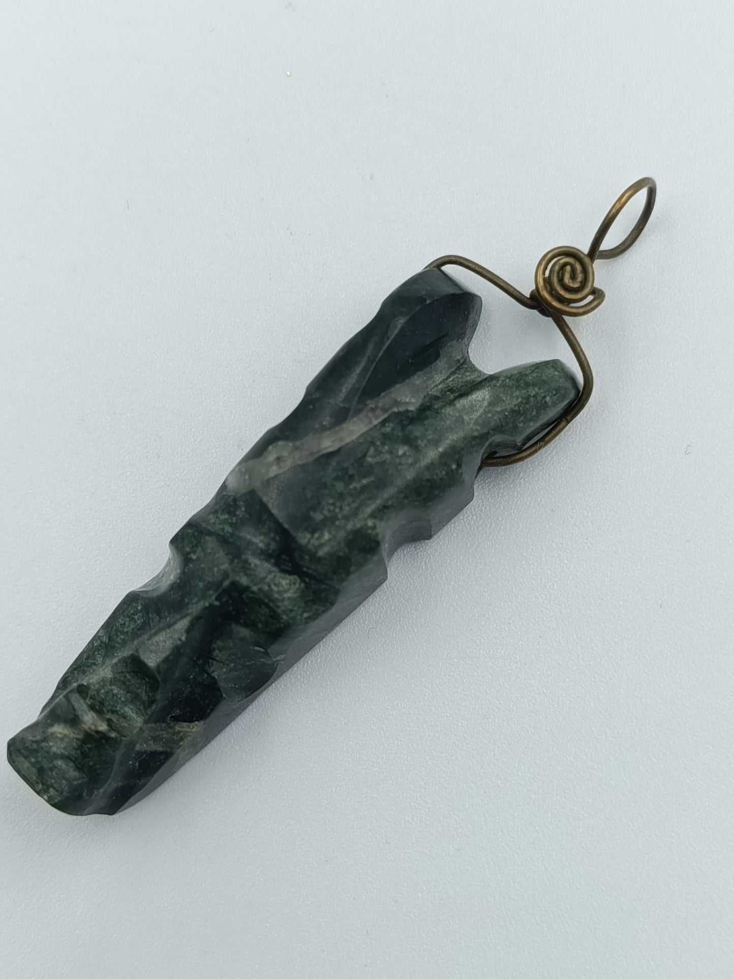 Handgeschnitzter Steinanhänger