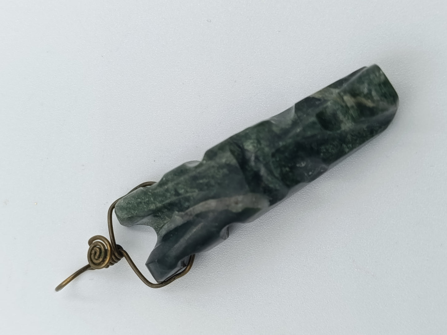 Handgeschnitzter Steinanhänger