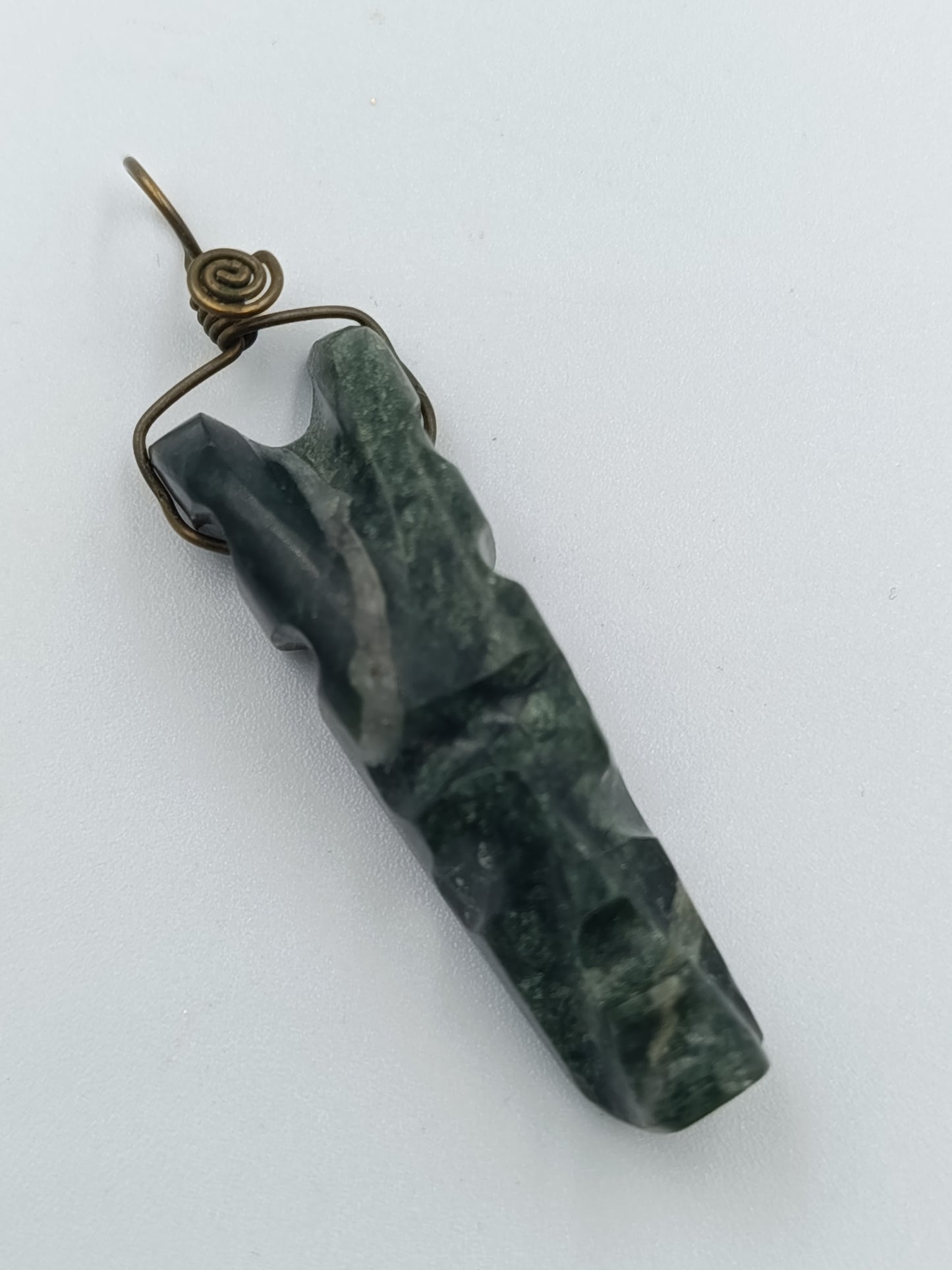 Handgeschnitzter Steinanhänger