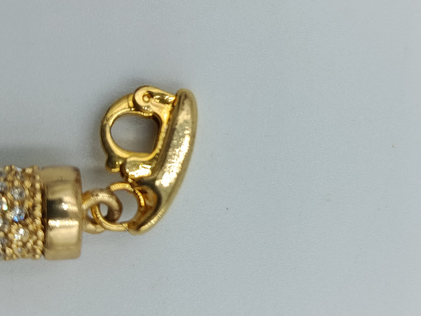 Vergoldeter Glücksbringer-Anhänger mit Strass