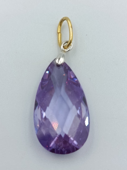 Facettierter Anhänger mit violettem Kristall