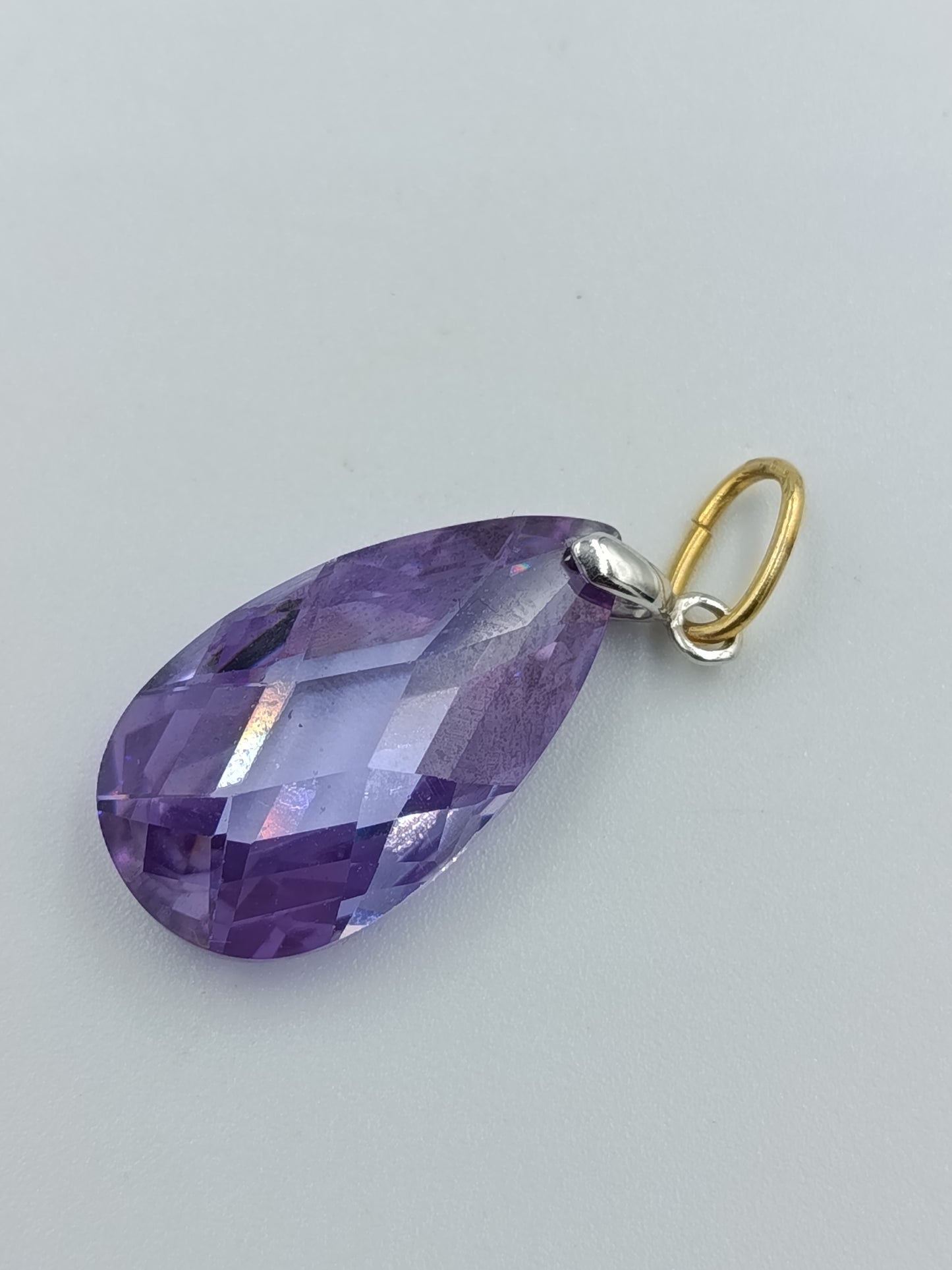 Facettierter Anhänger mit violettem Kristall