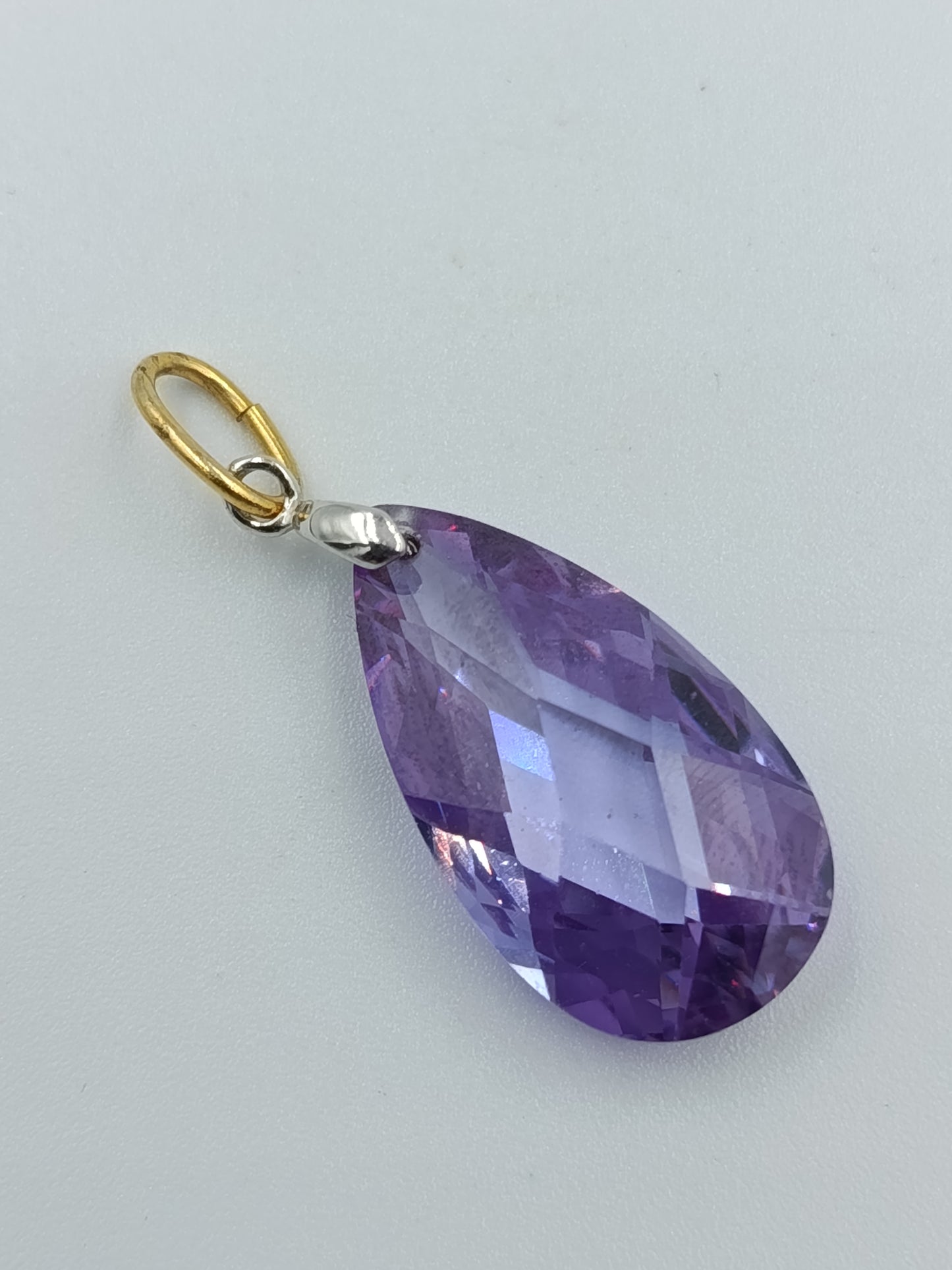 Facettierter Anhänger mit violettem Kristall