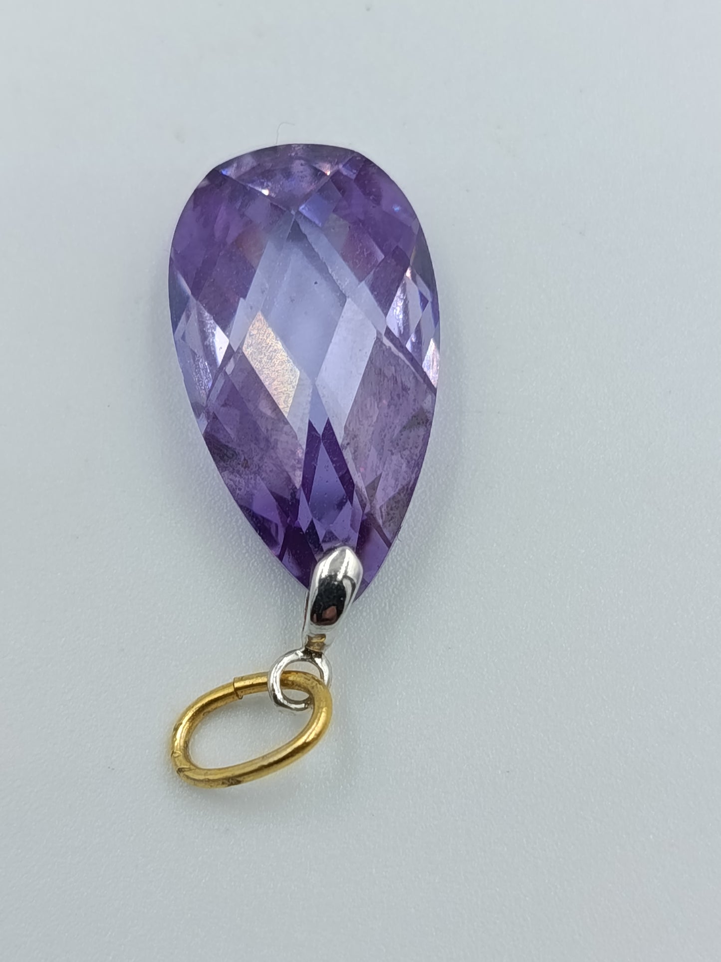 Facettierter Anhänger mit violettem Kristall