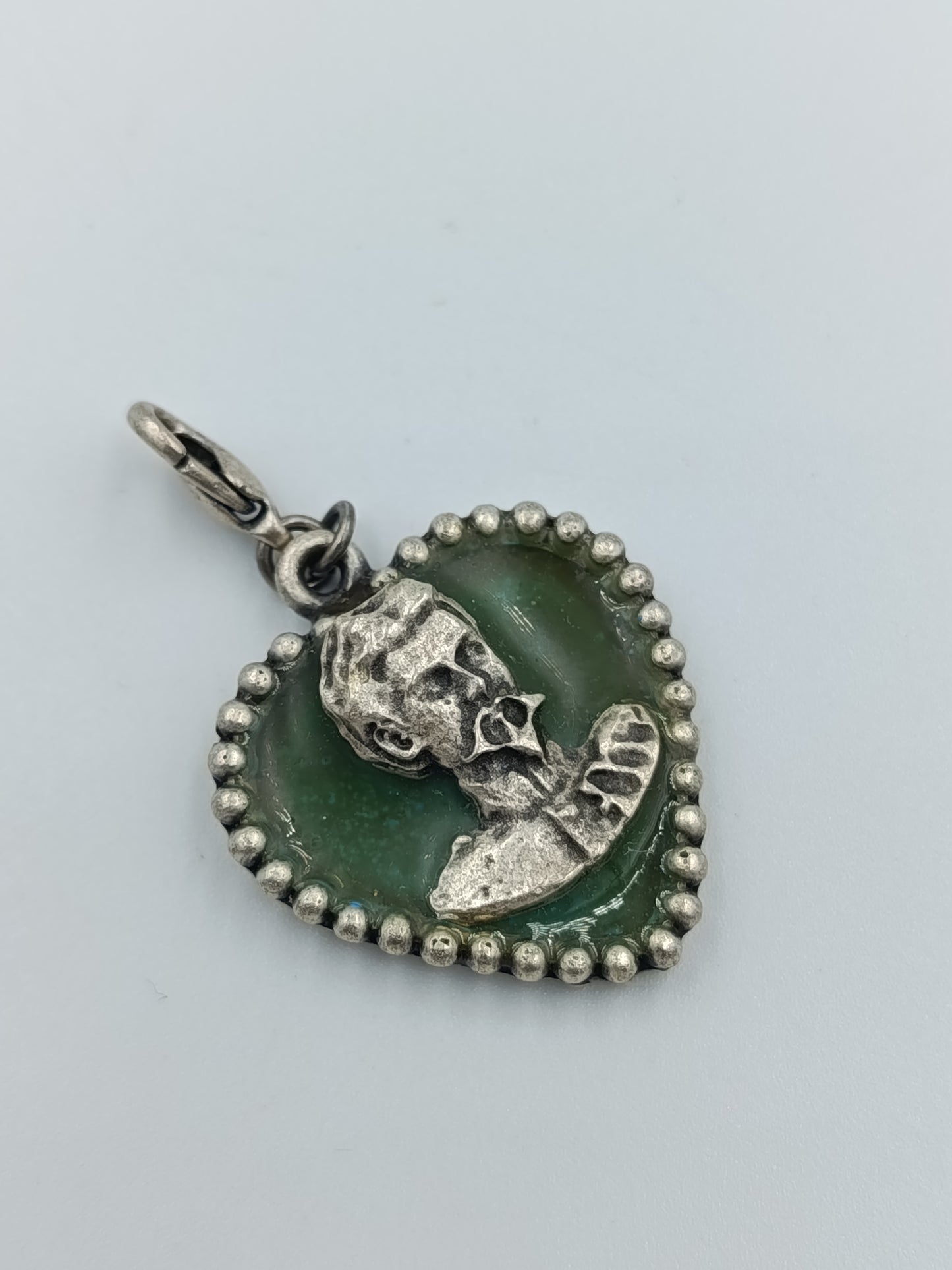 Antiker Herzanhänger mit Portrait