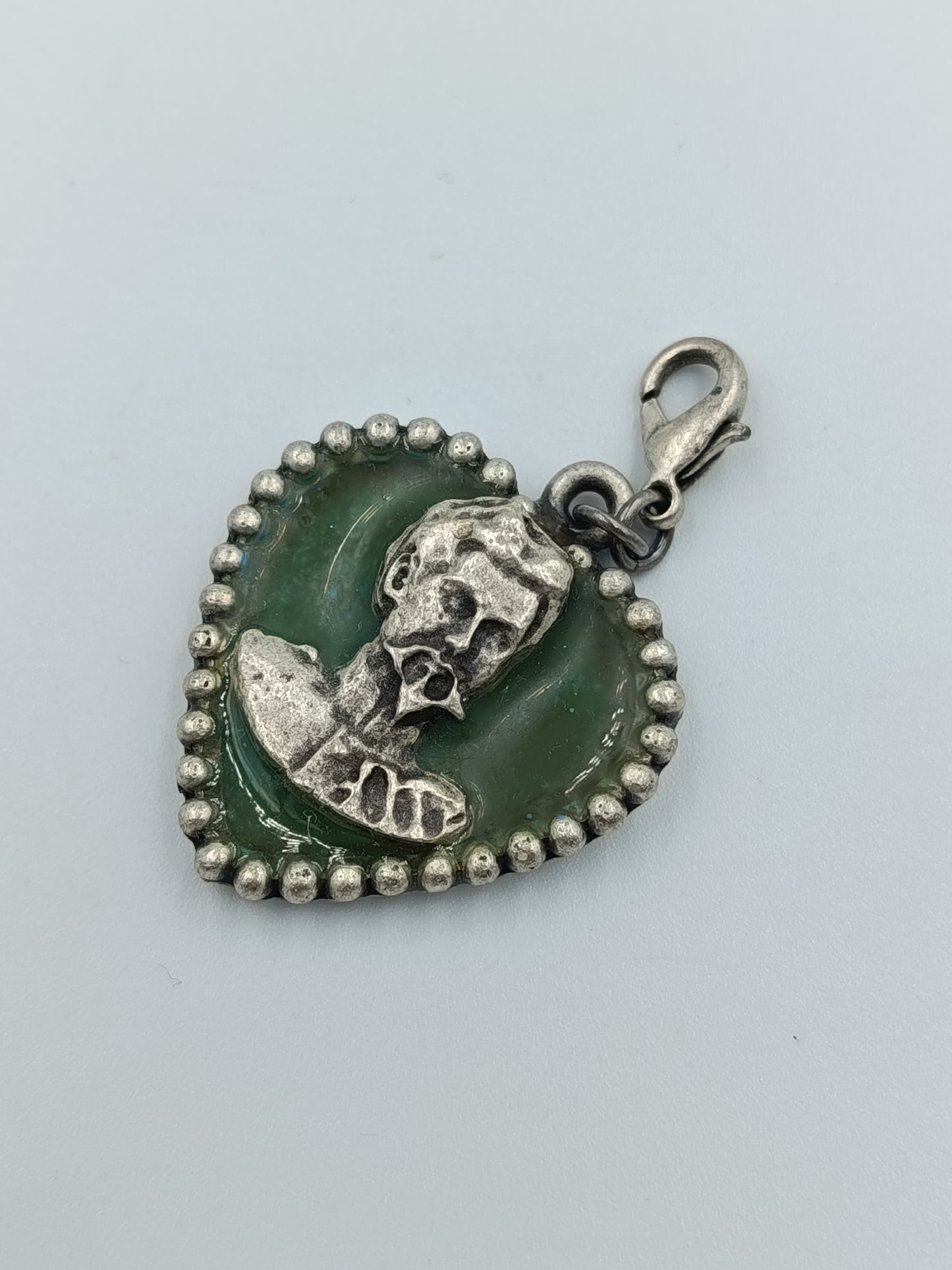 Antiker Herzanhänger mit Portrait