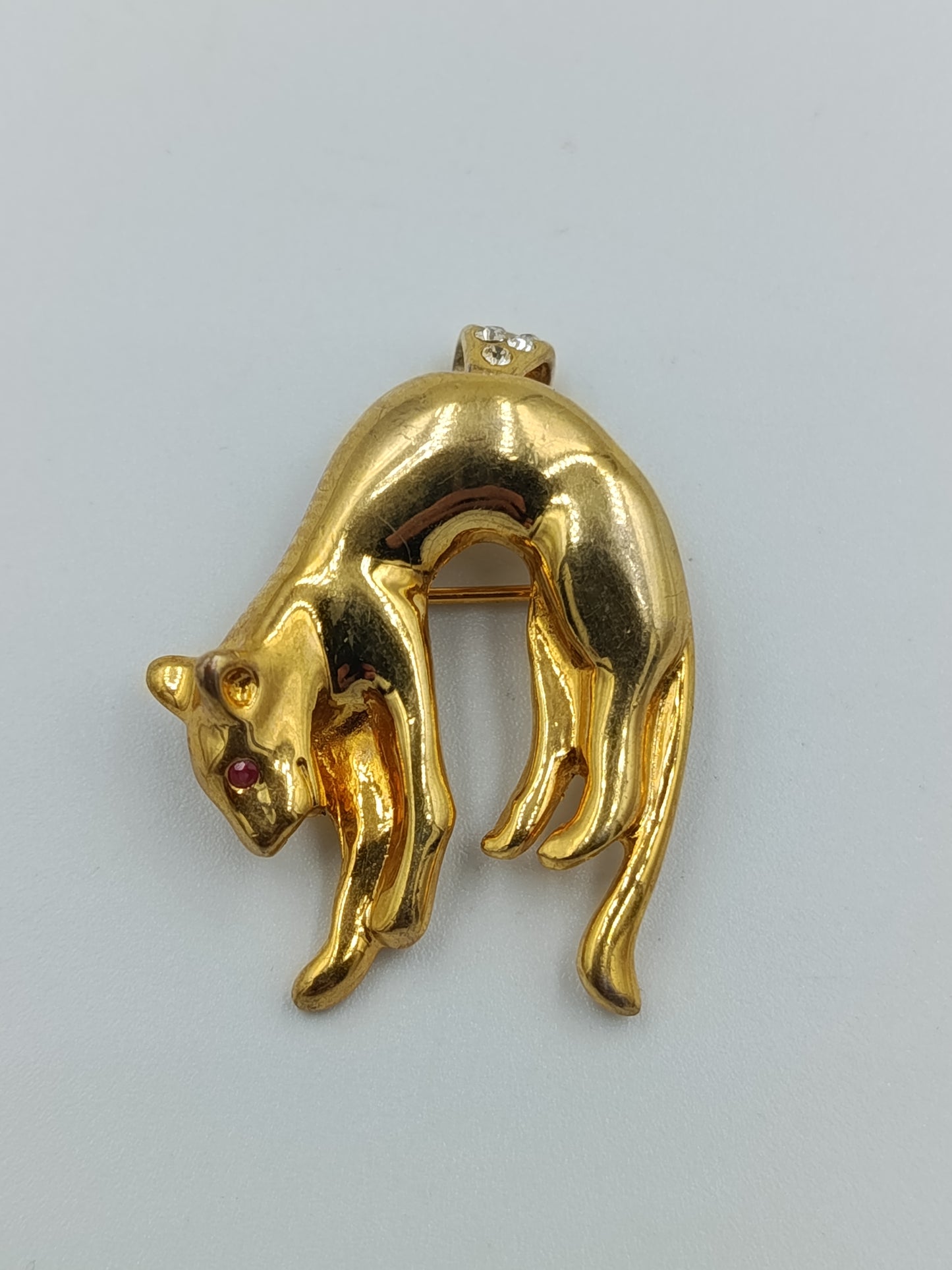 Vergoldete Panther-Brosche mit Strass und Rubinauge