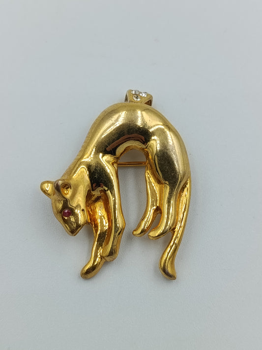 Vergoldete Panther-Brosche mit Strass und Rubinauge