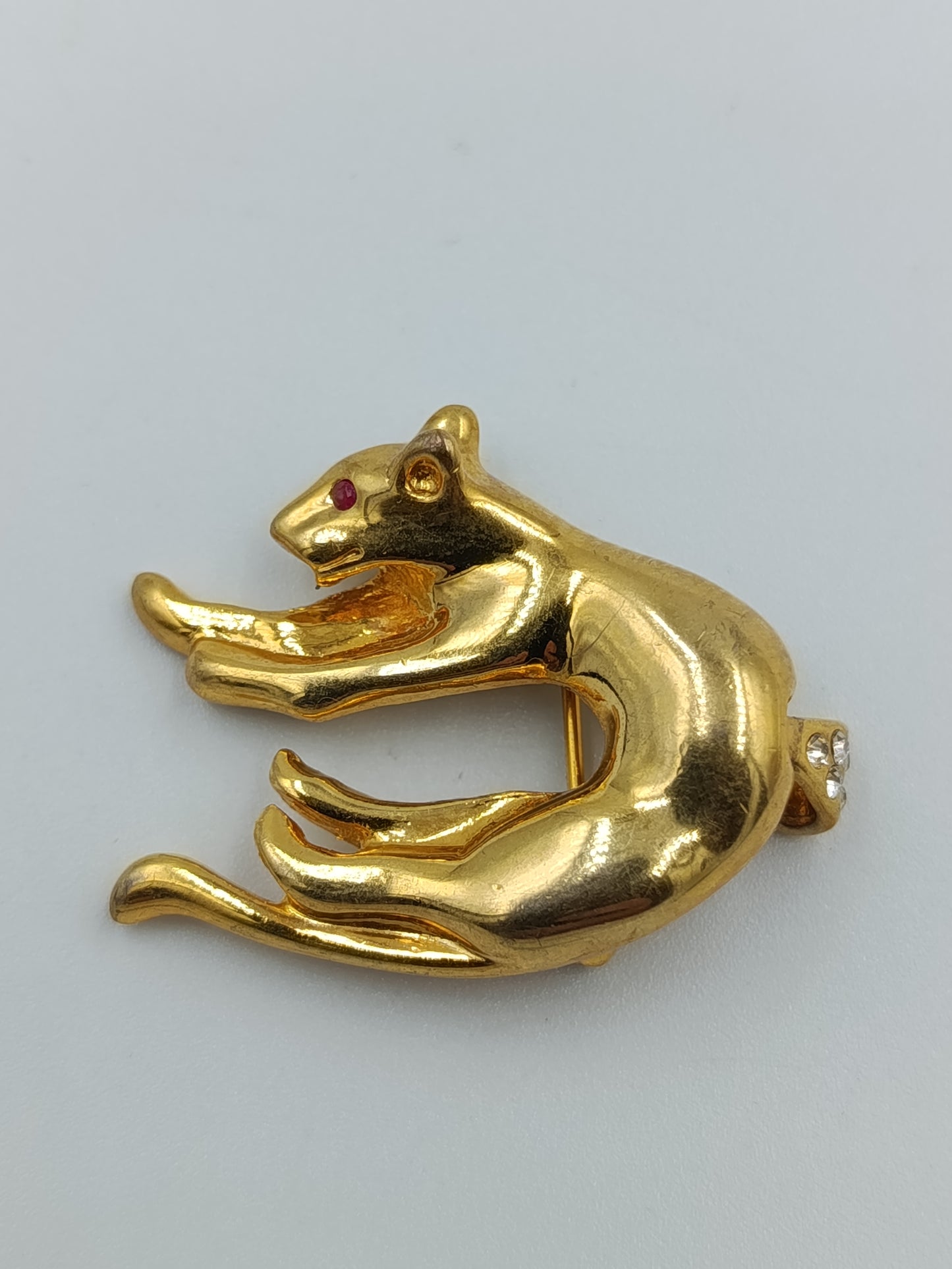 Vergoldete Panther-Brosche mit Strass und Rubinauge