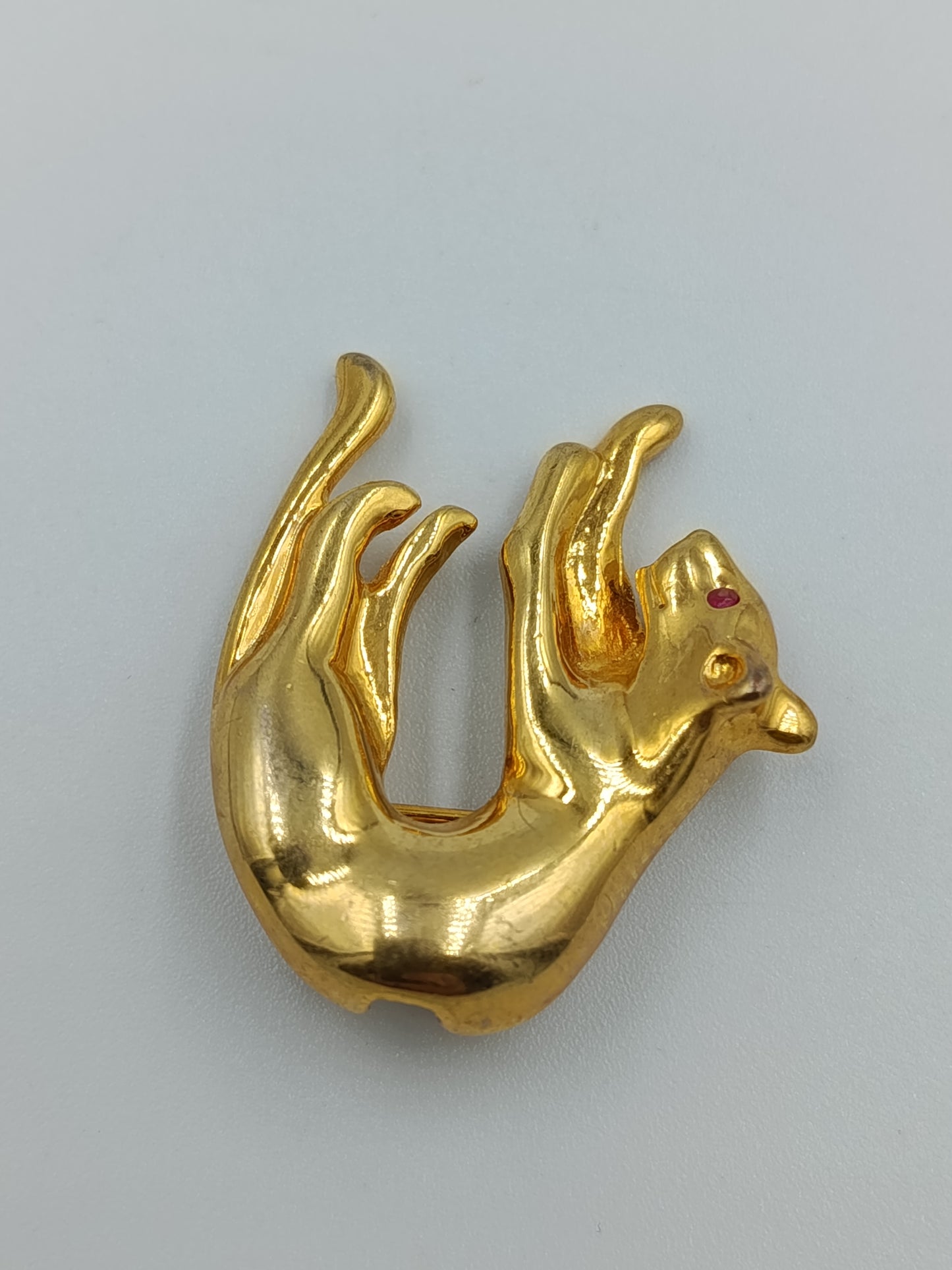 Vergoldete Panther-Brosche mit Strass und Rubinauge