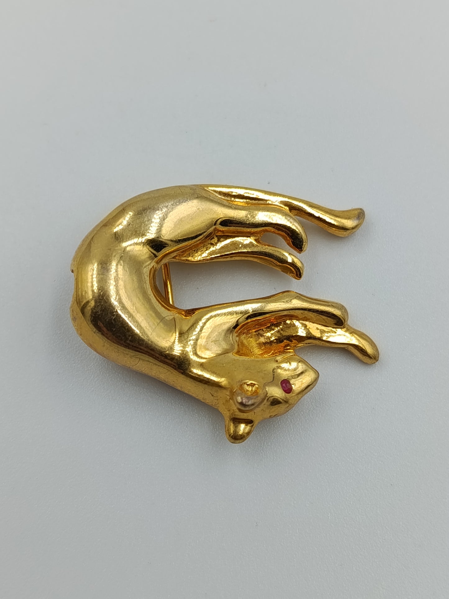 Vergoldete Panther-Brosche mit Strass und Rubinauge