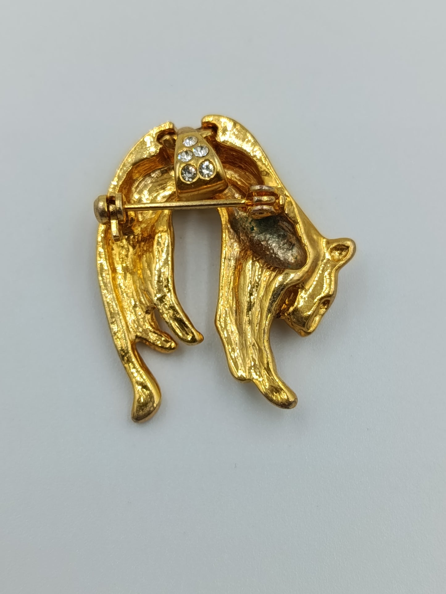 Vergoldete Panther-Brosche mit Strass und Rubinauge