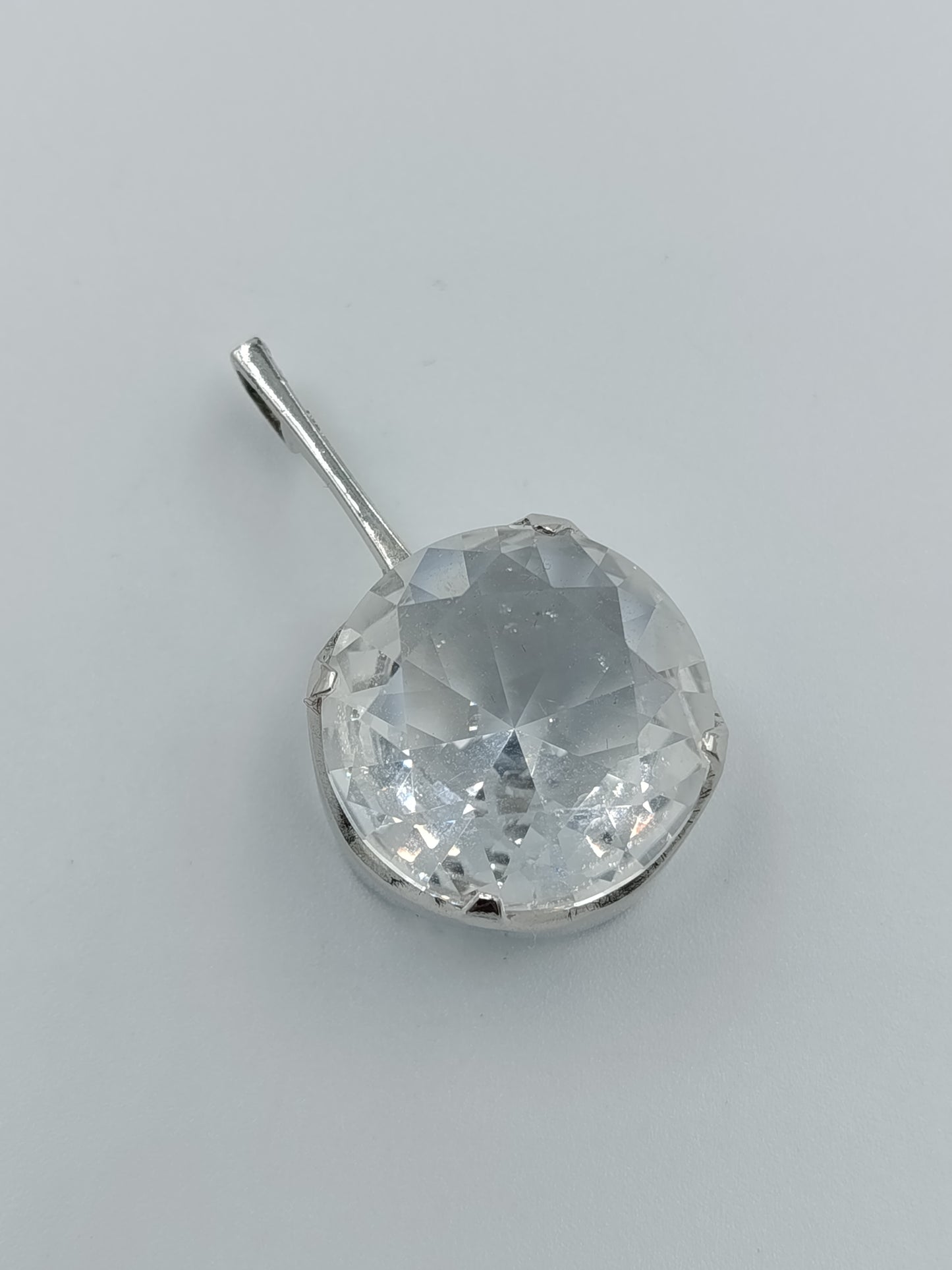 Silberanhänger mit großem, facettiertem Bergkristall