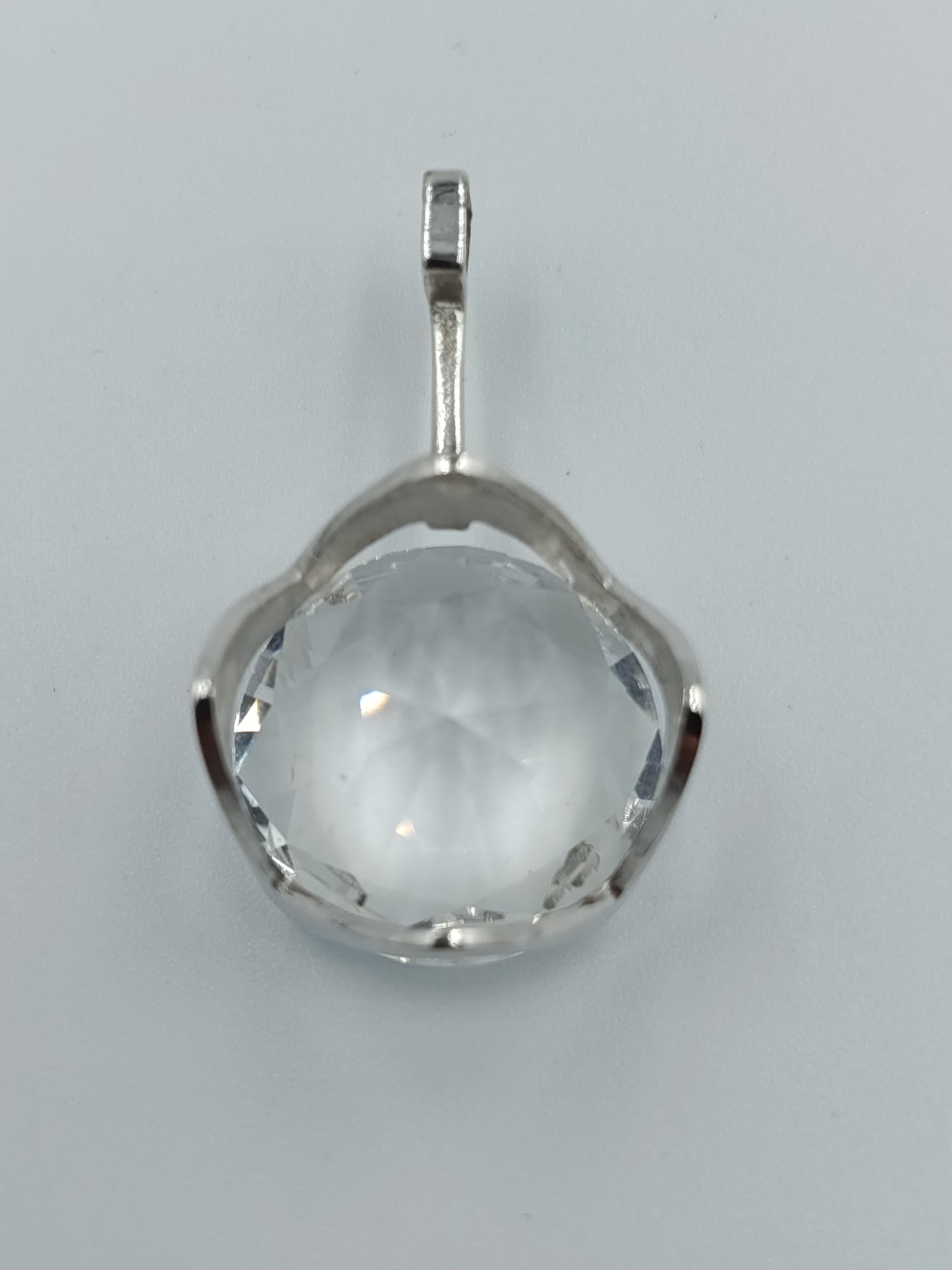 Silberanhänger mit großem, facettiertem Bergkristall