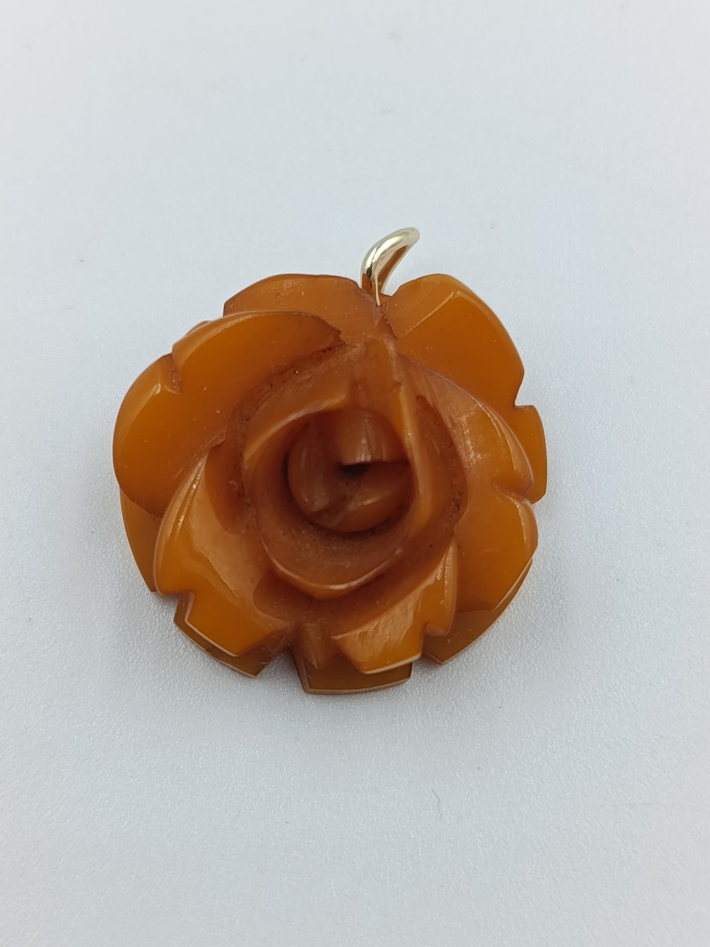 Handgeschnitzter Rosen-Anhänger aus Bernsteinfarbe