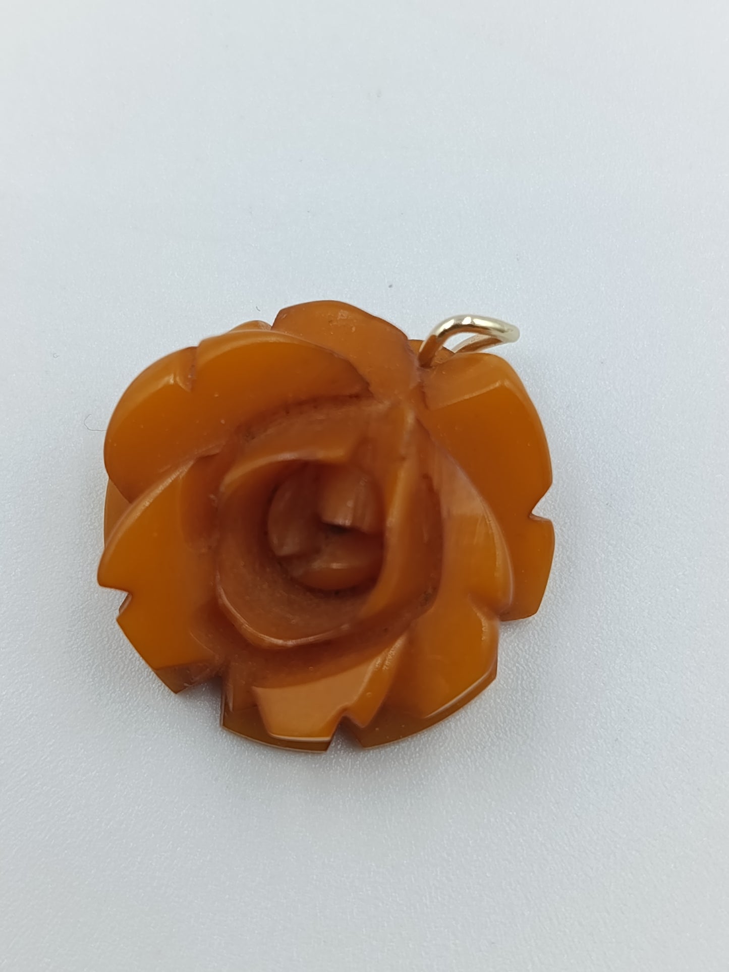 Handgeschnitzter Rosen-Anhänger aus Bernsteinfarbe