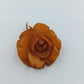 Handgeschnitzter Rosen-Anhänger aus Bernsteinfarbe