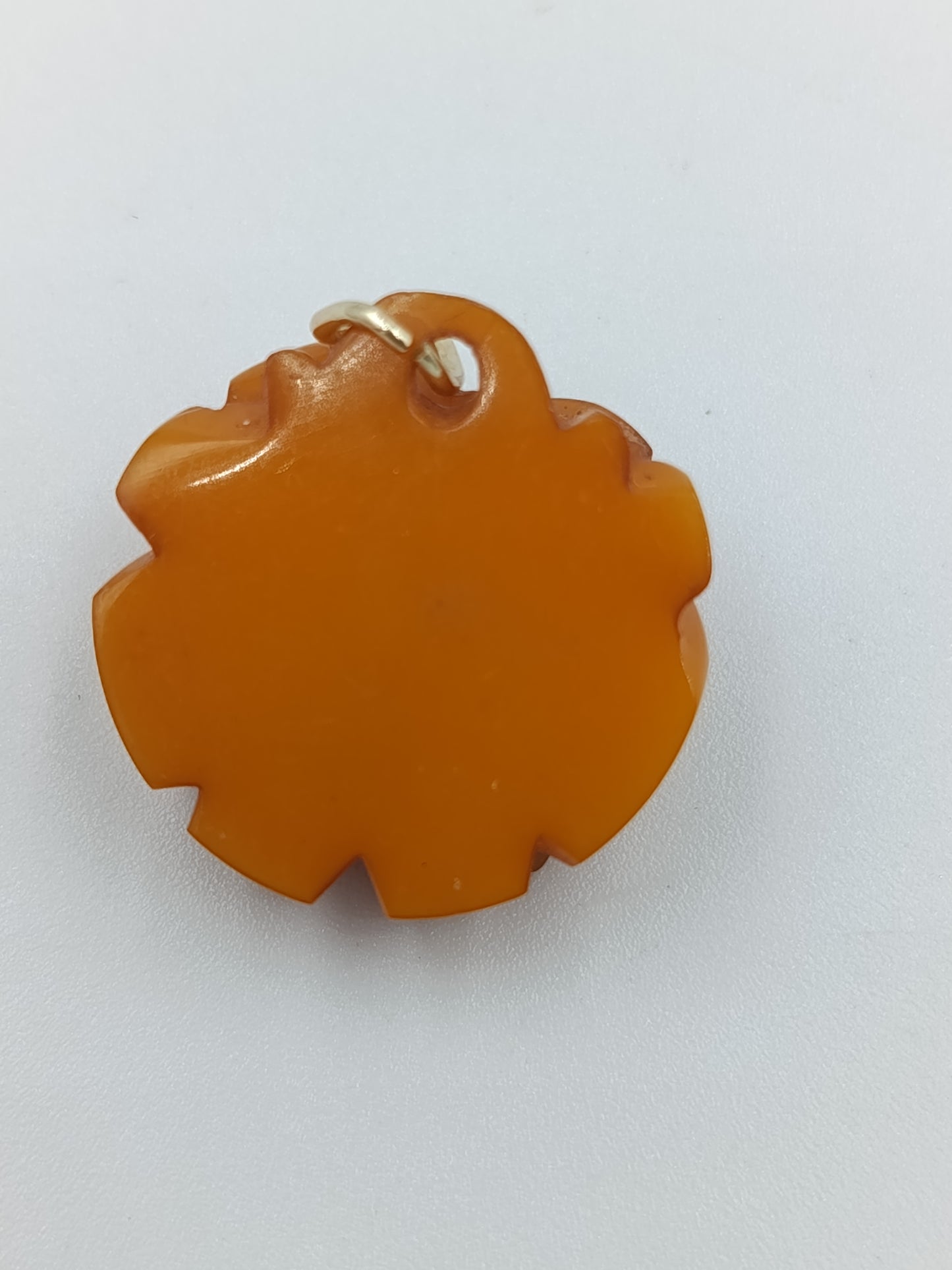 Handgeschnitzter Rosen-Anhänger aus Bernsteinfarbe