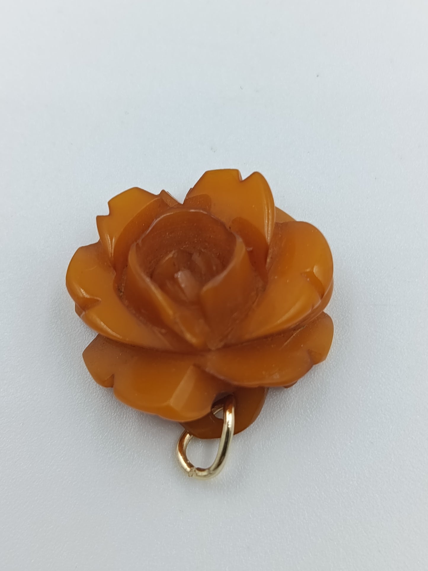 Handgeschnitzter Rosen-Anhänger aus Bernsteinfarbe