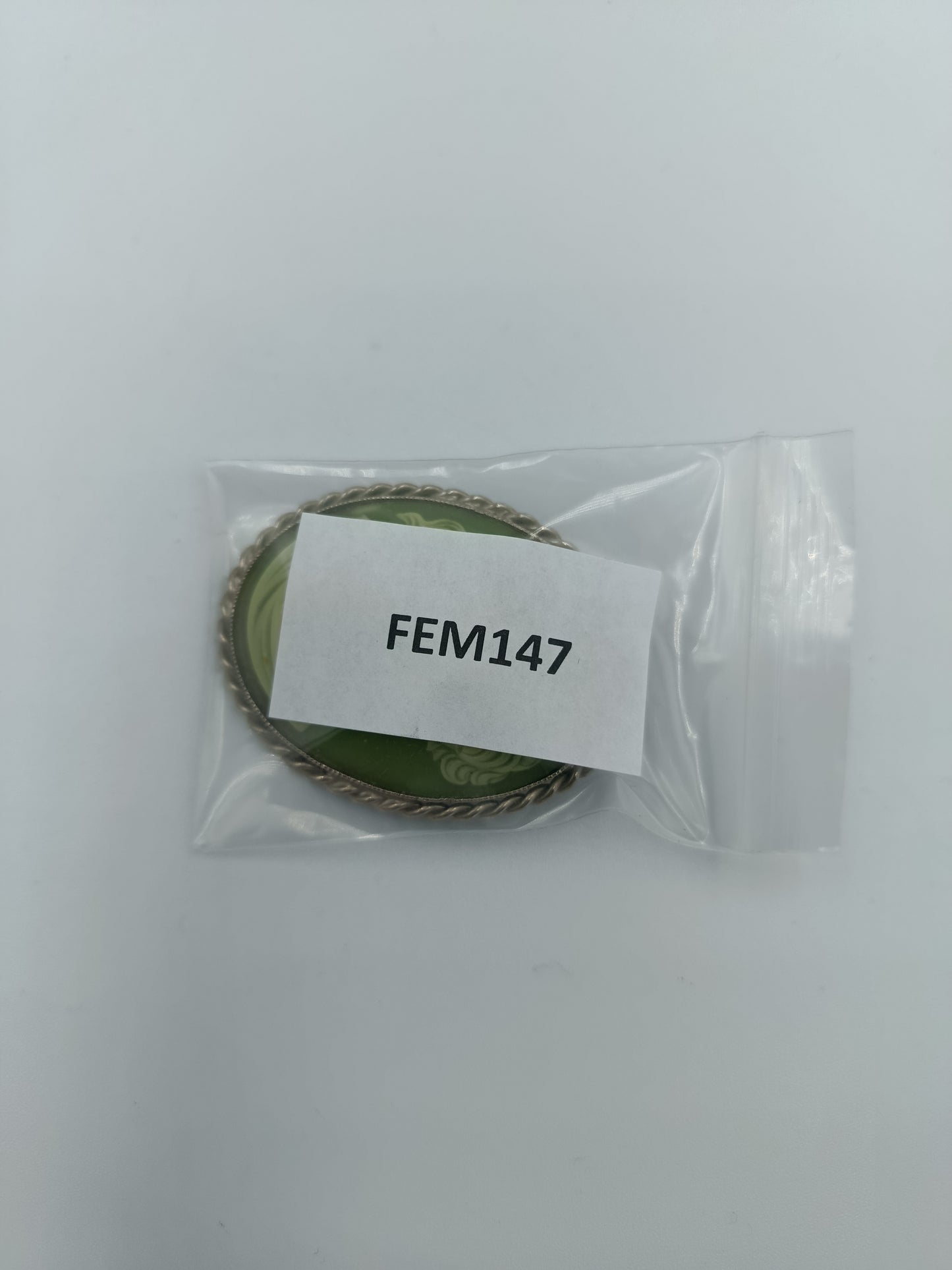 Vintage Kamee-Brosche in Grün & Creme