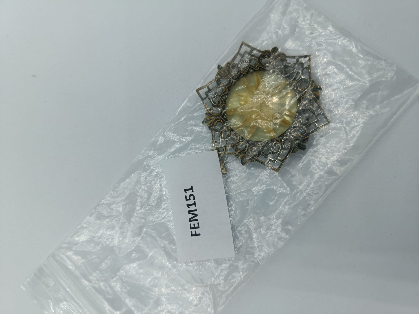 Vintage Edelweiß-Anhänger mit filigranem Rahmen