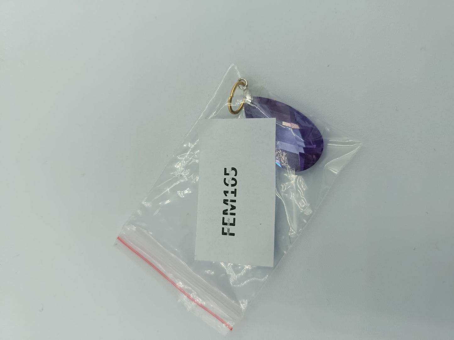 Facettierter Anhänger mit violettem Kristall