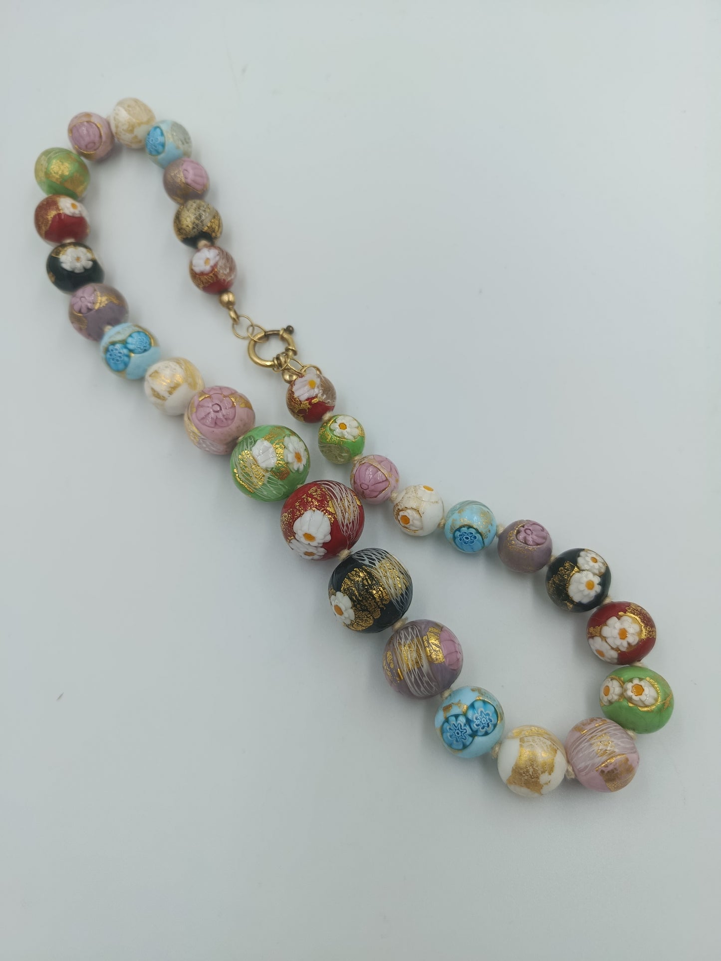 Farbenfrohe Cloisonné-Perlenkette mit 375er Goldverschluss