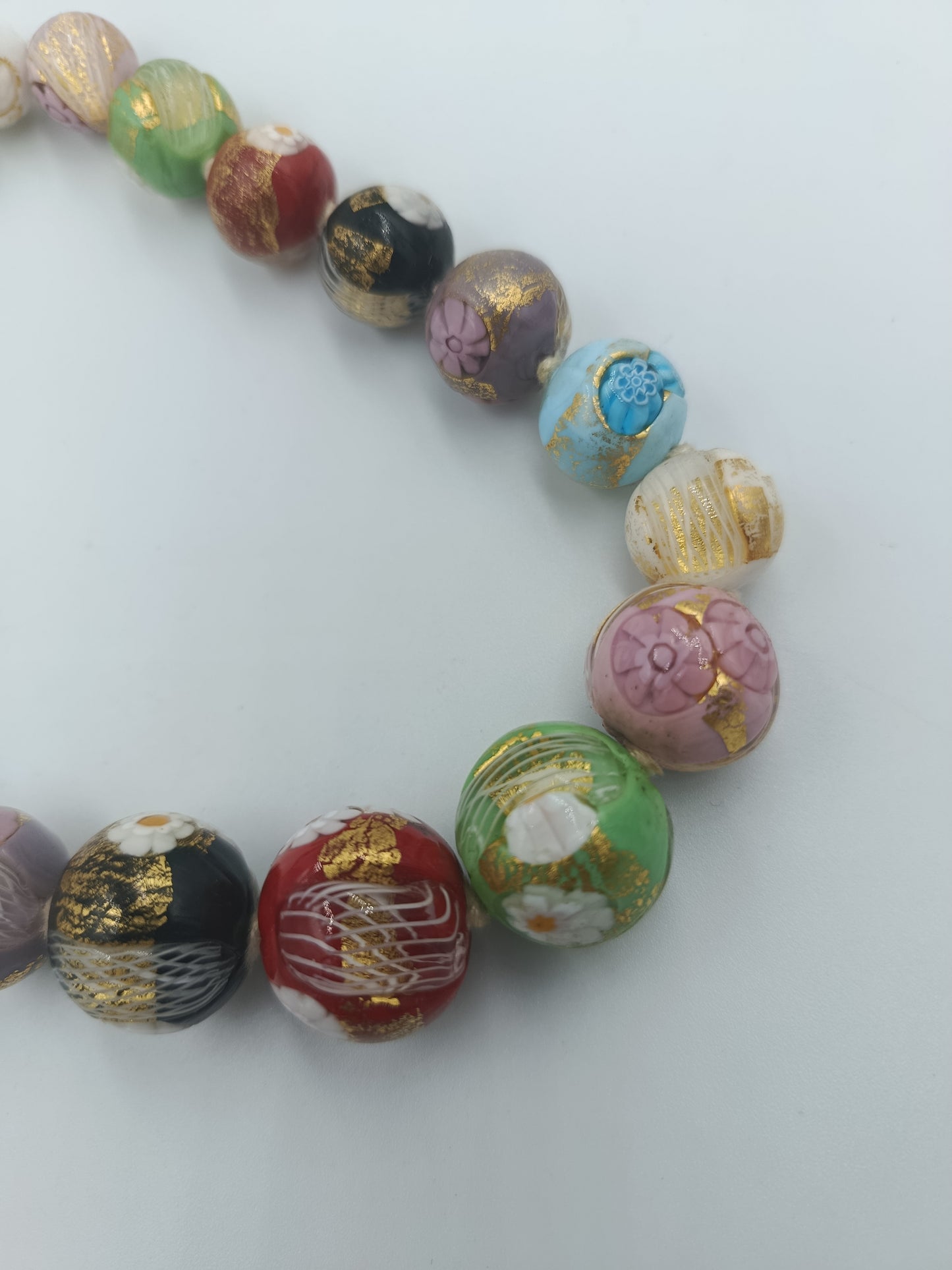 Farbenfrohe Cloisonné-Perlenkette mit 375er Goldverschluss