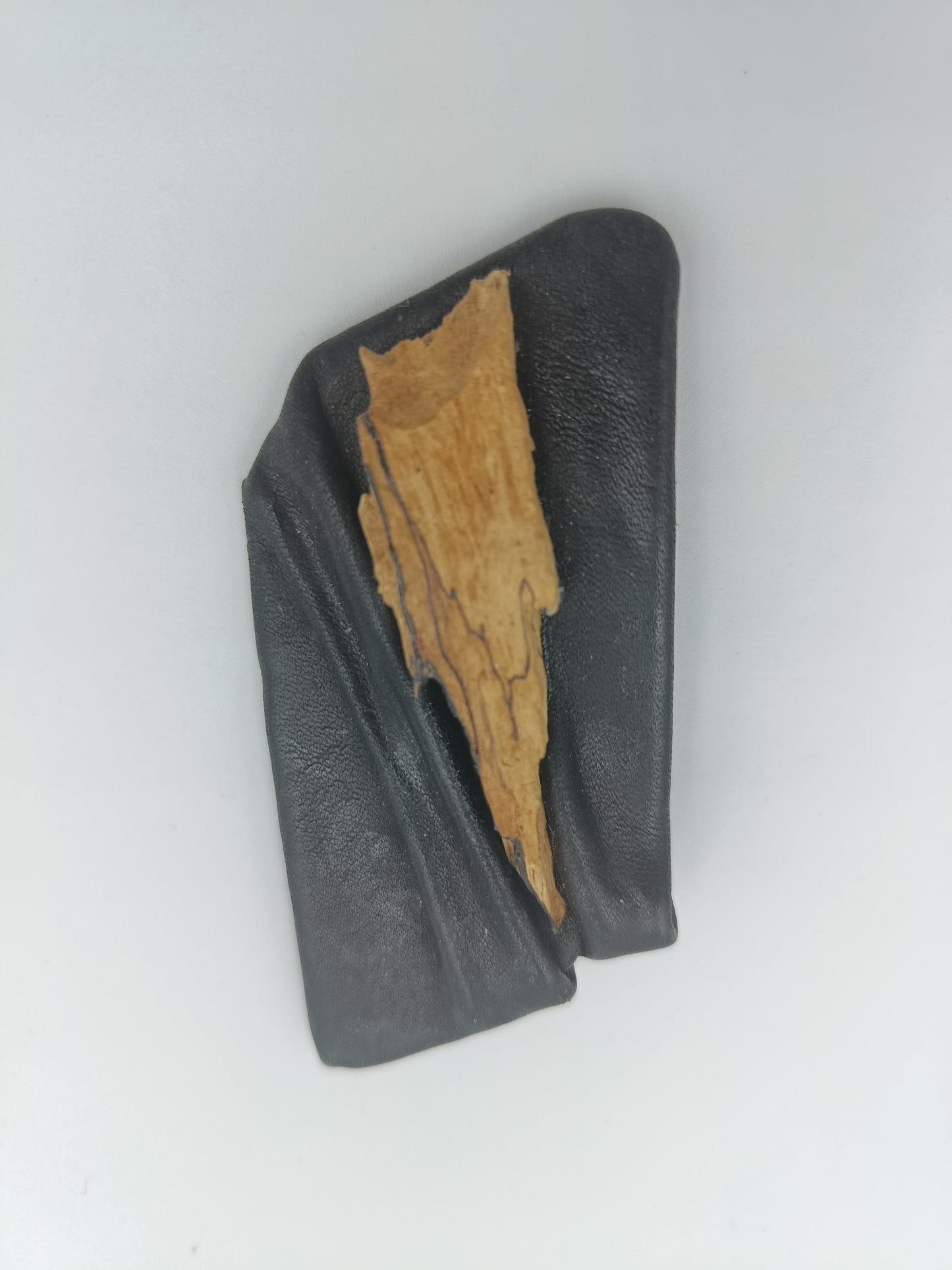 Vintage Lederbrosche mit Holz-Intarsie