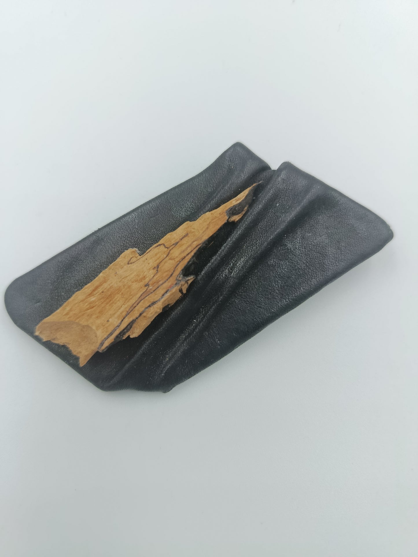 Vintage Lederbrosche mit Holz-Intarsie
