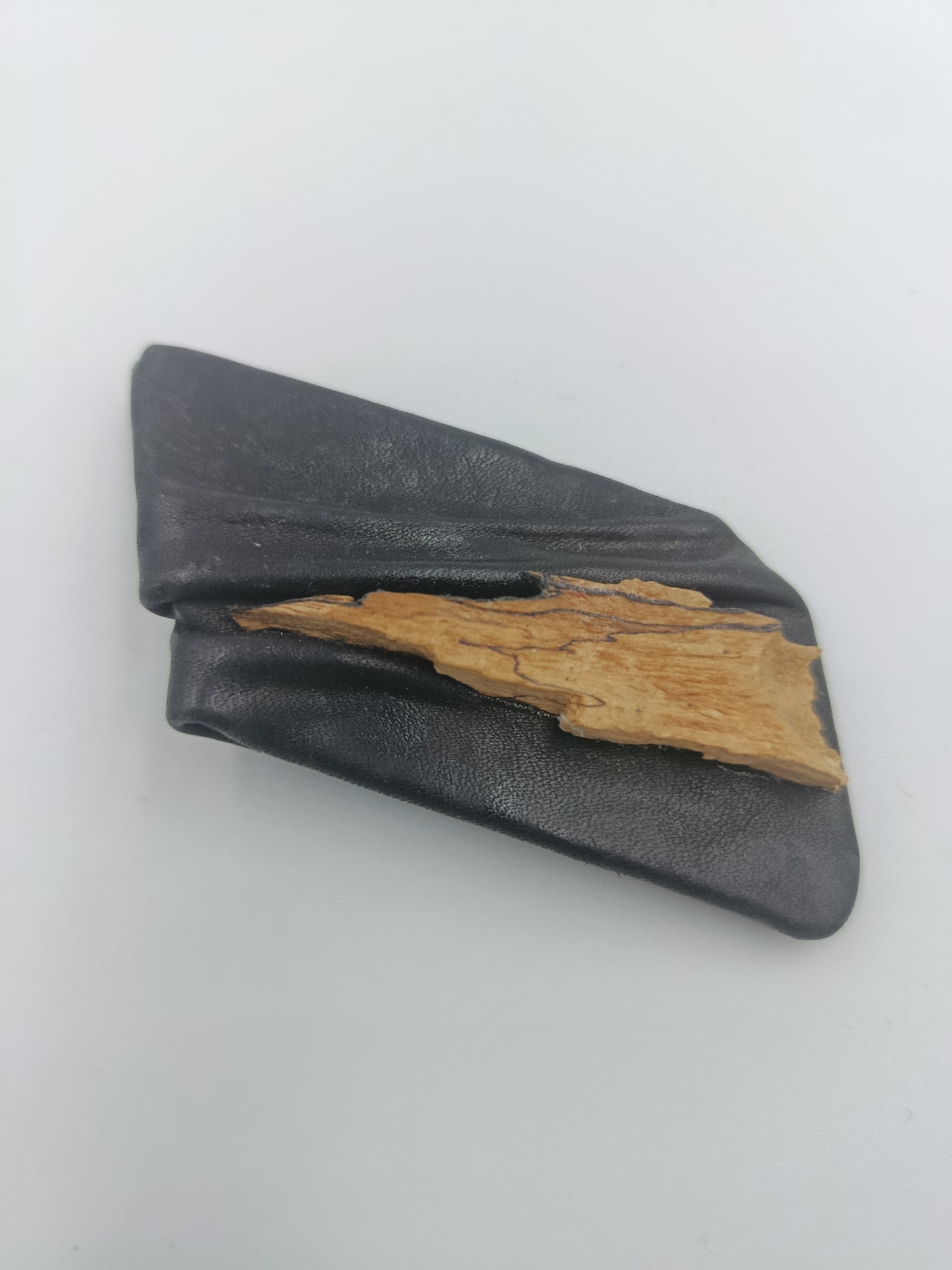 Vintage Lederbrosche mit Holz-Intarsie