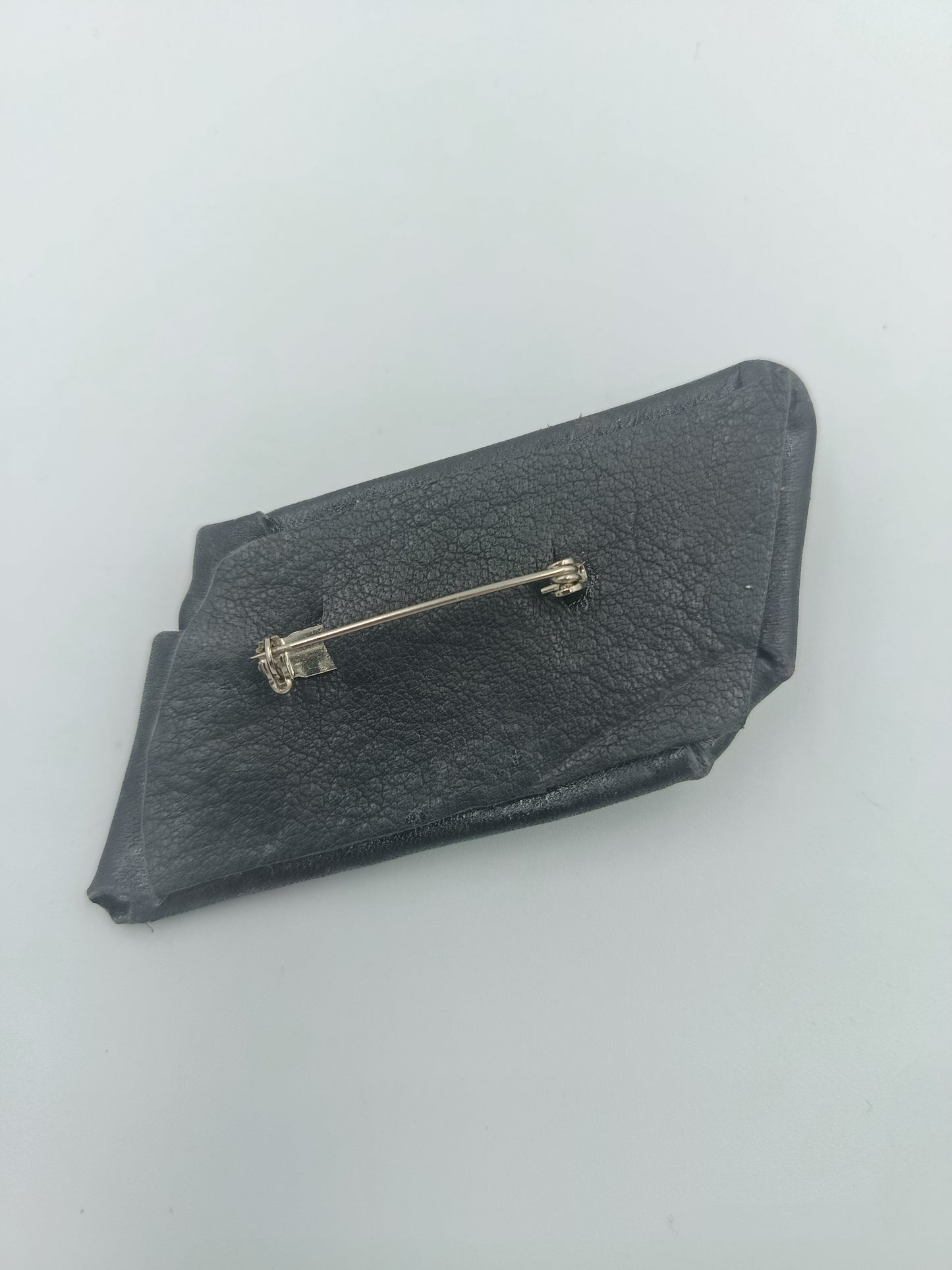 Vintage Lederbrosche mit Holz-Intarsie