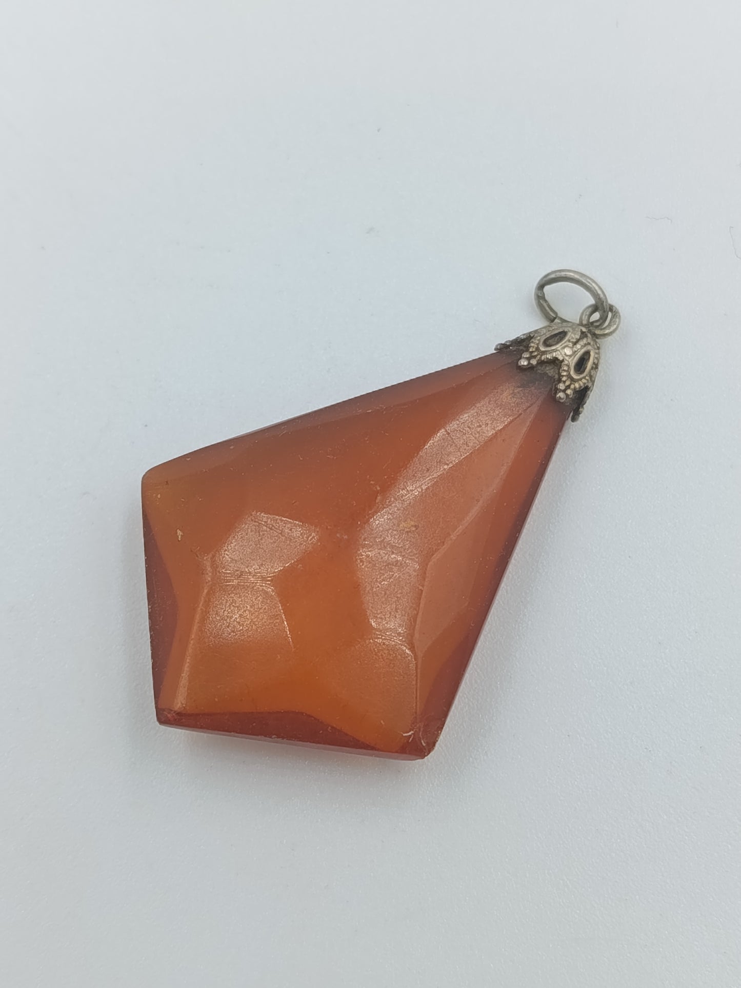 Vintage Anhänger mit facettiertem Karneol