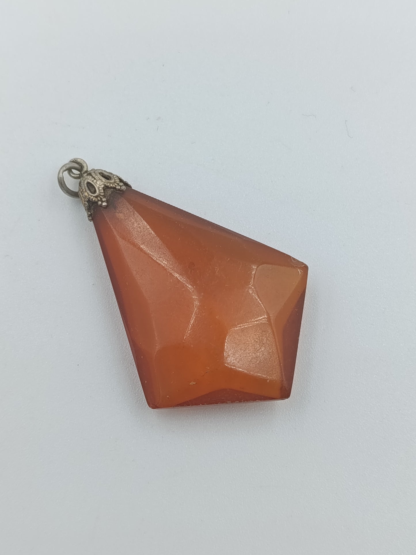 Vintage Anhänger mit facettiertem Karneol