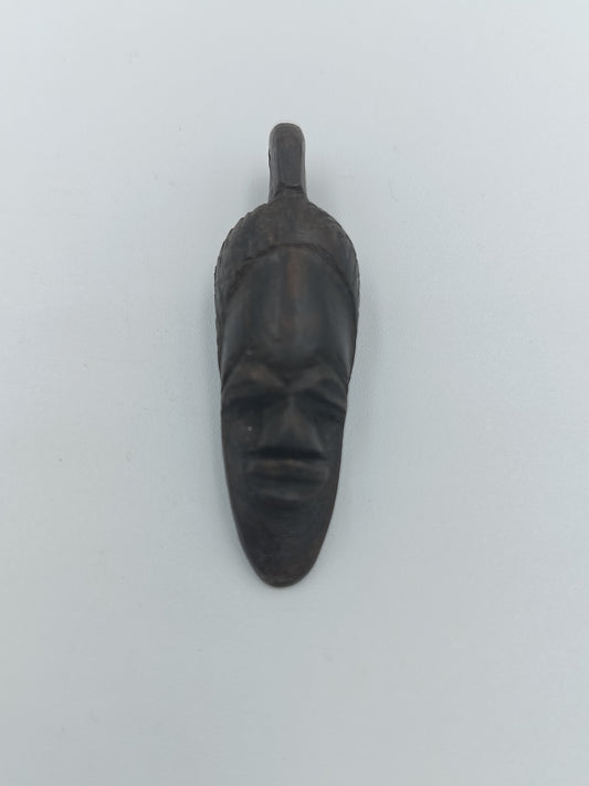 Handgeschnitzter Holzanhänger (Maskenmotiv)