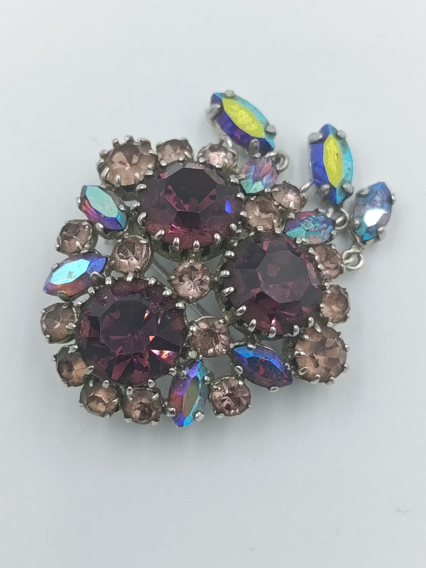 Vintage Strassbrosche in Rot- und Violetttönen